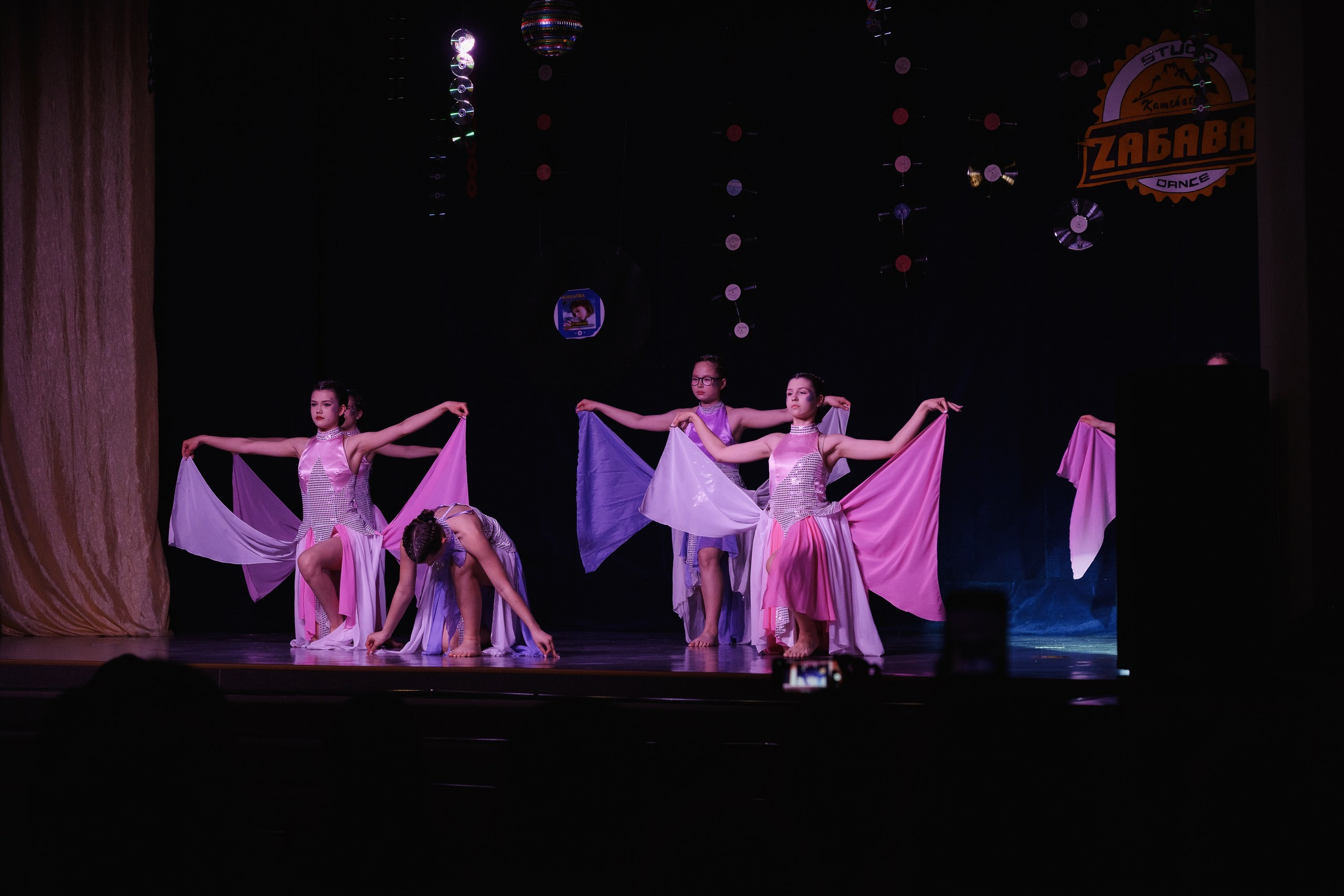 Фотосъемка отчетного концерта по танцам детей в Петропавловске-Камчатском. Яркие и эмоциональные фото детского танцевального концерта в Петропавловске-Камчатском. Профессиональная съемка выступлений детей на сцене в Петропавловске-Камчатском. Красочные и динамичные фото с концерта «Забава» в Петропавловске-Камчатском. Заказать фотосъемку детских мероприятий в Петропавловске-Камчатском.