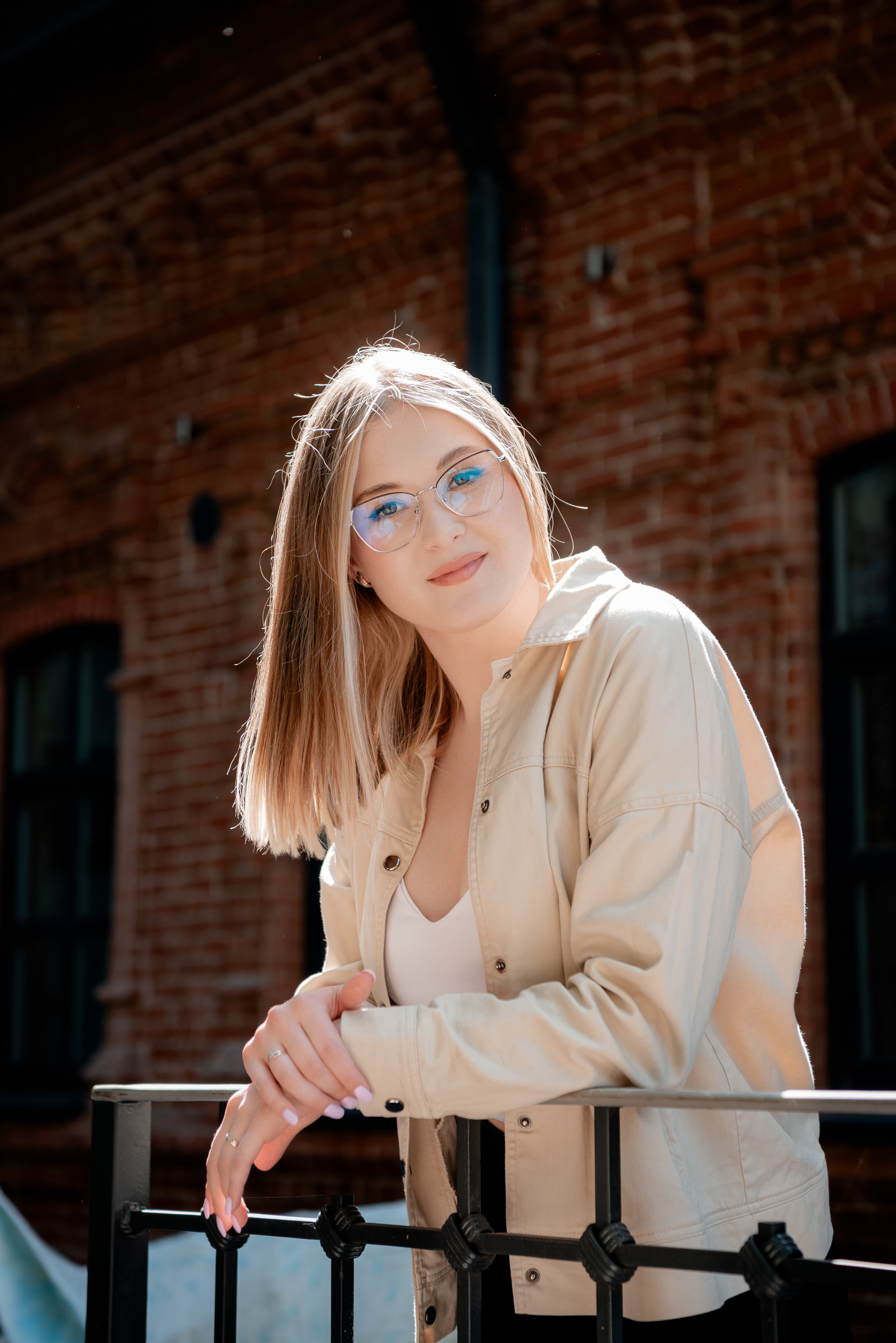 Портрет девушки в контровом свете на фоне ЛОФТ 1890 Волгоград