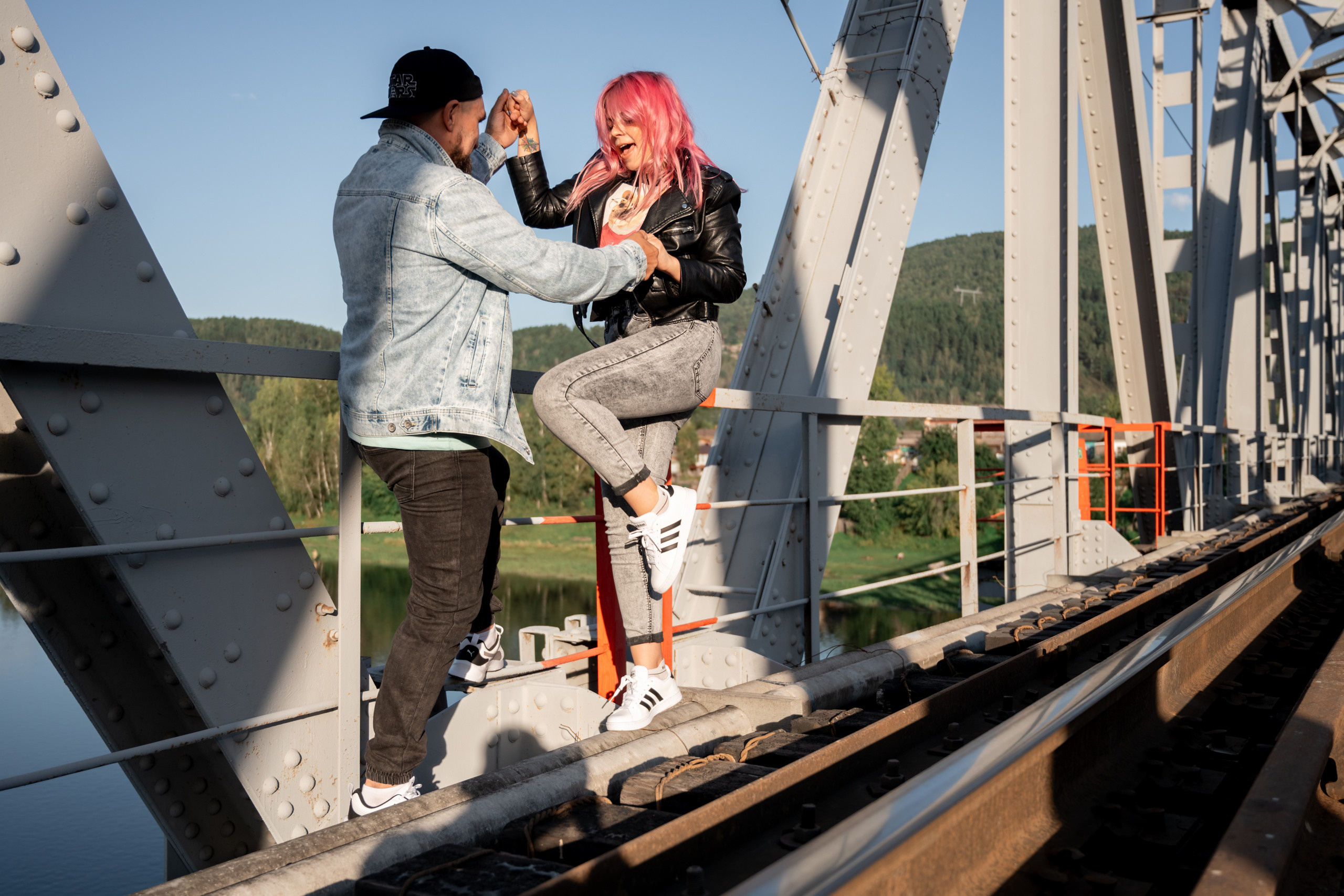 Лавстори на мосту в Красноярске