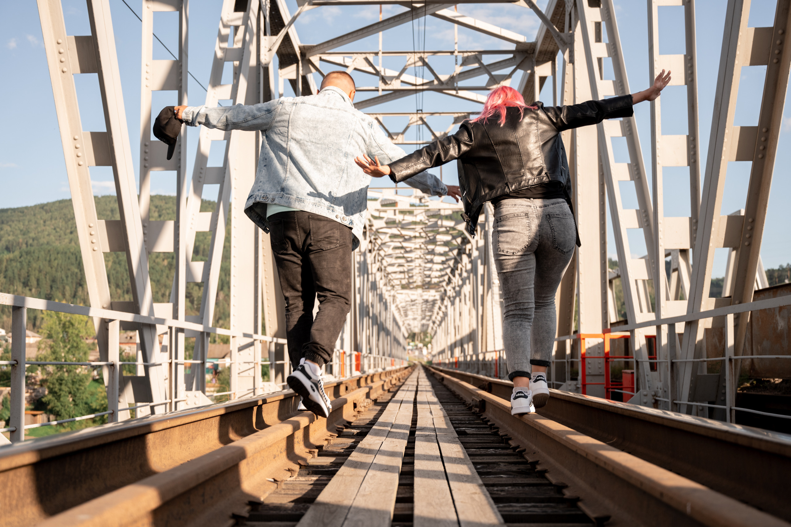 Лавстори на мосту в Красноярске