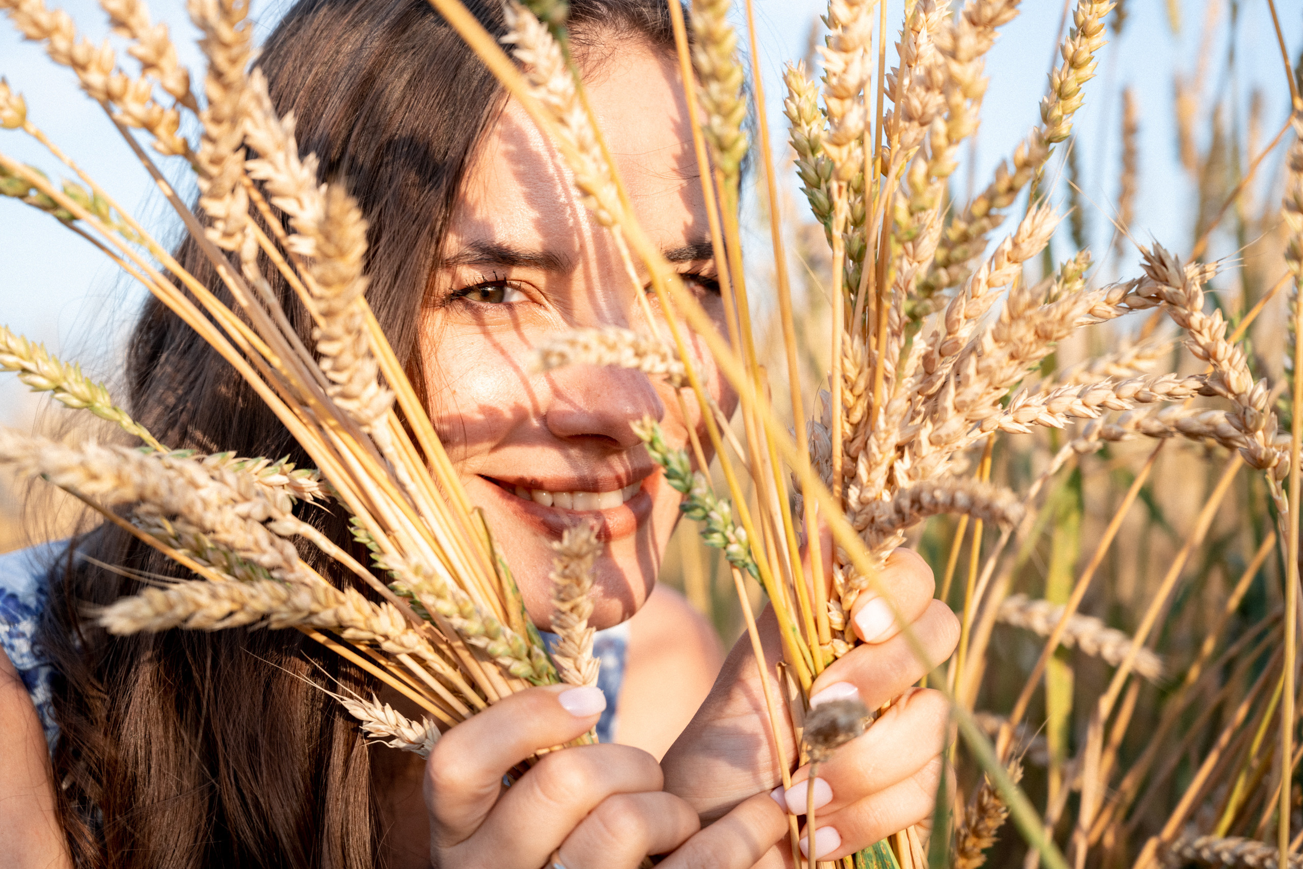 Лавстори в подсолнухах и пшеничных полях в Красноярске