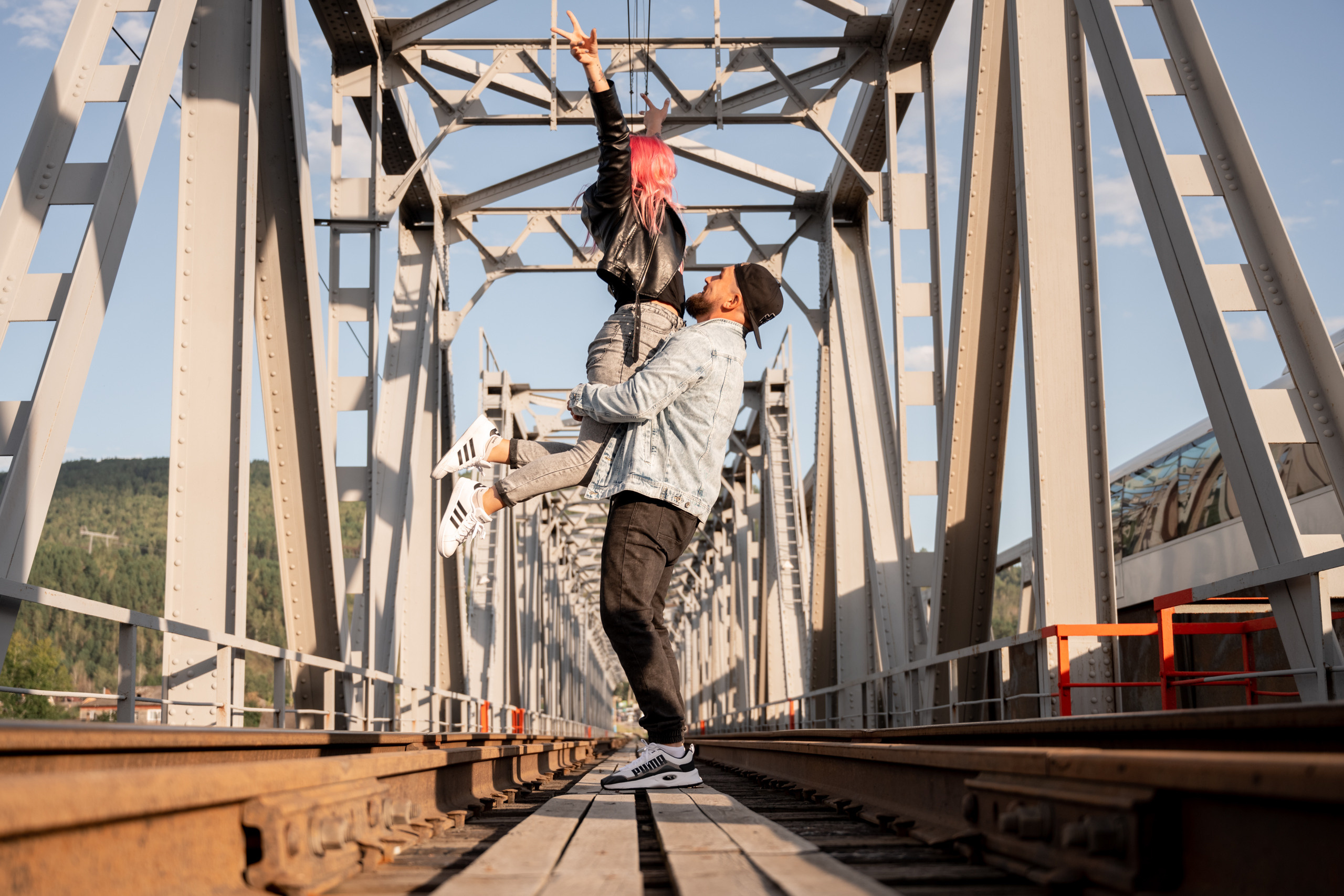 Лавстори на мосту в Красноярске