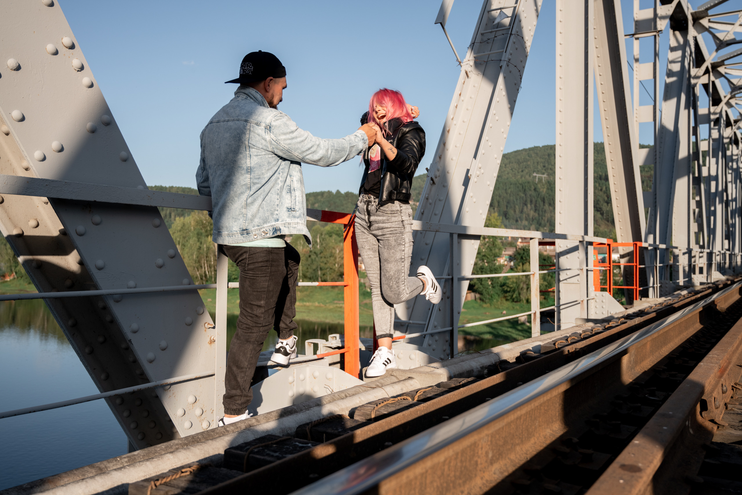 Лавстори на мосту в Красноярске