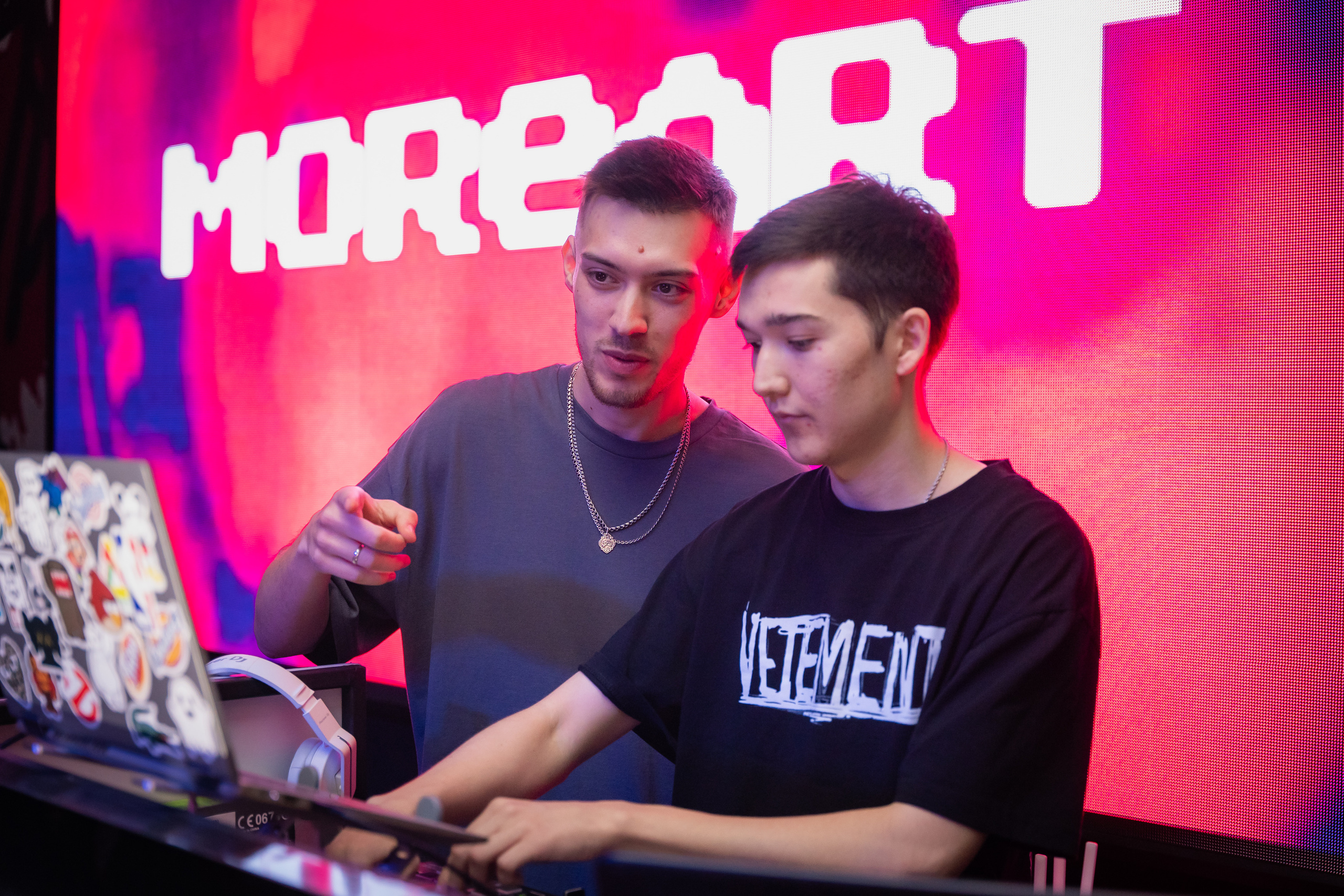 MOREART. Lounge Bar X.O