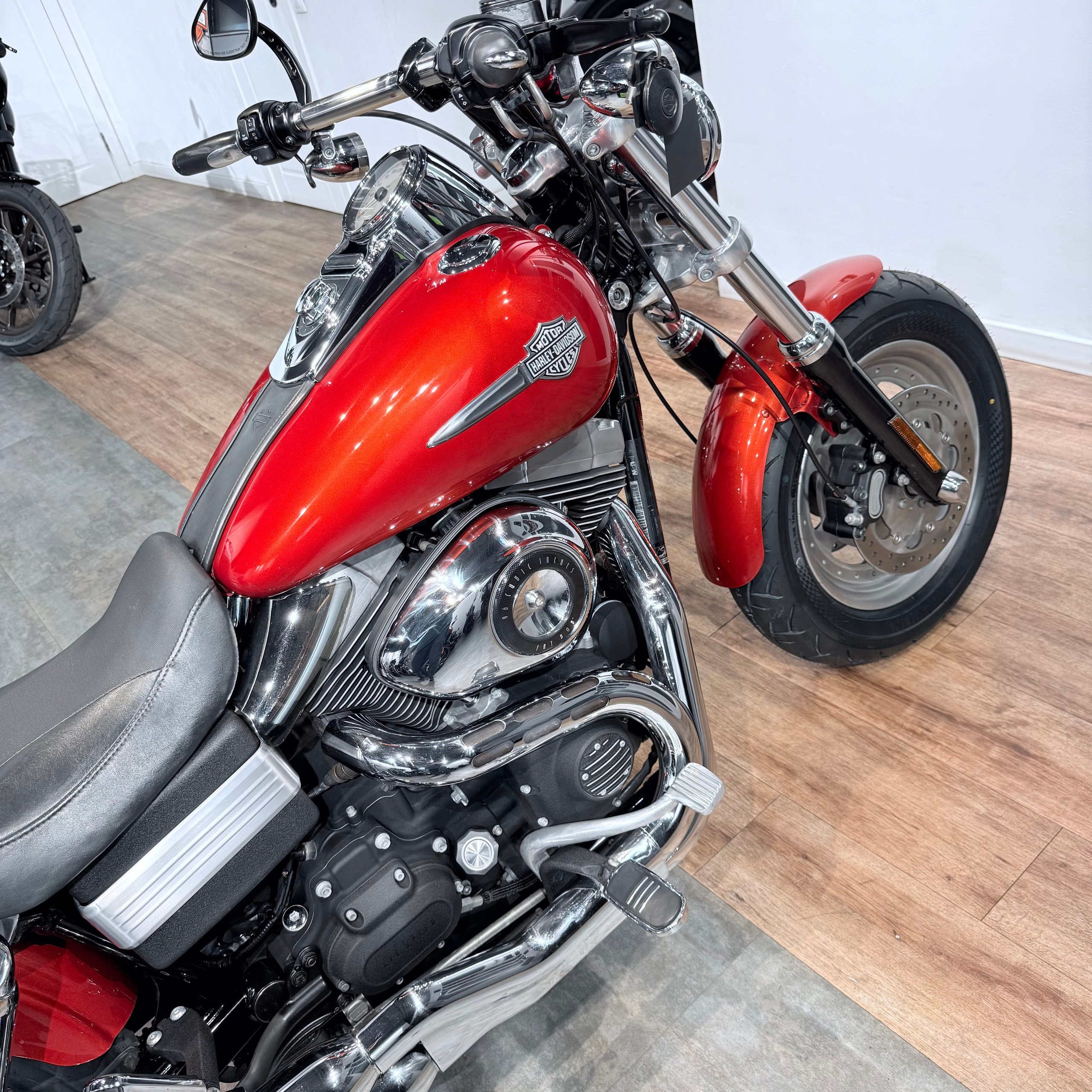 Купить Harley-Davidson 2010 Fat Bob Orаngе Lаva (Touring) — подробнее на сайте. Hello Davidson, Москва. Только хорошие мотоциклы…