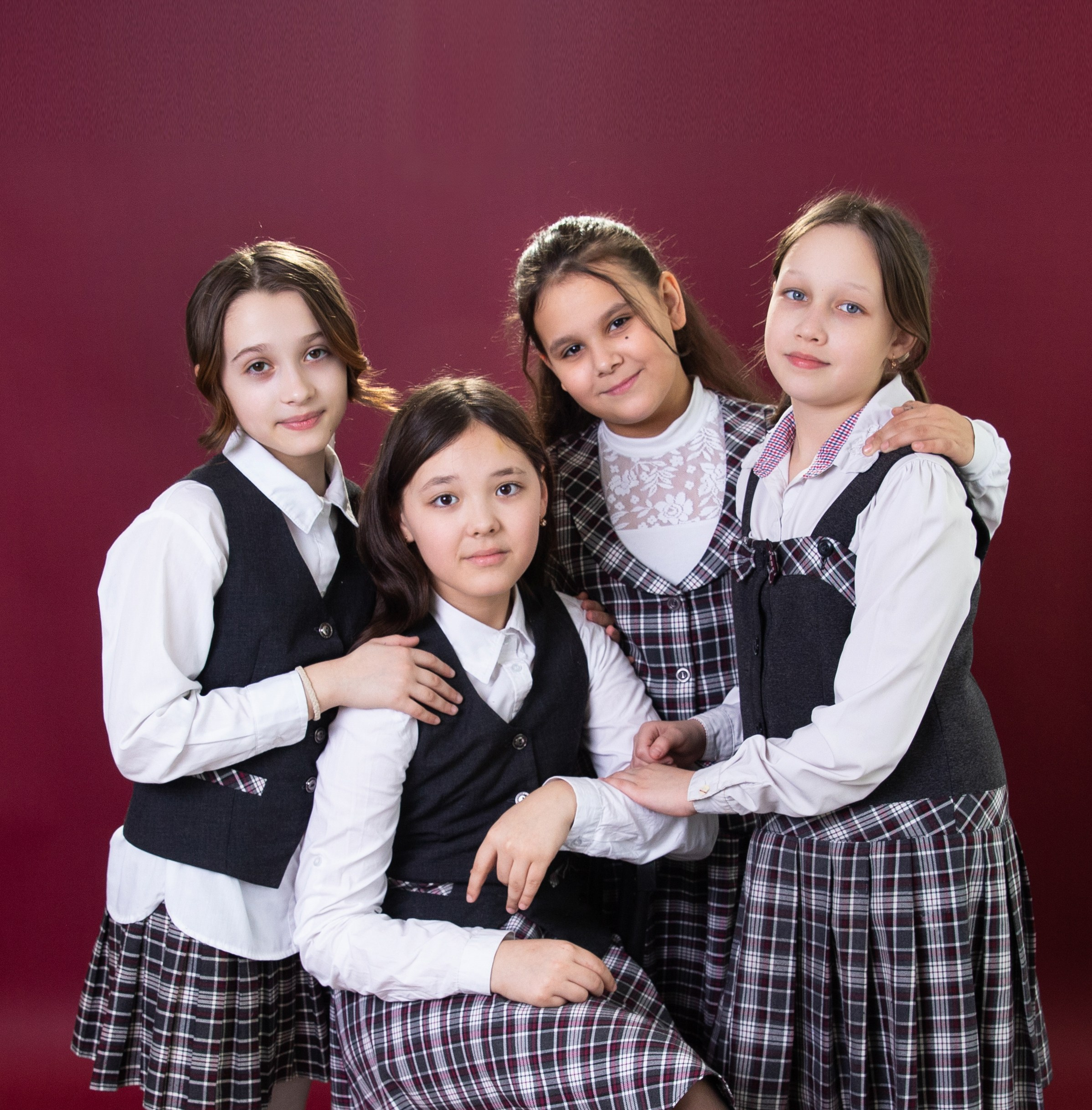 заказать выпускной альбом фотографии с подружками в выпускном альбоме 4 класс