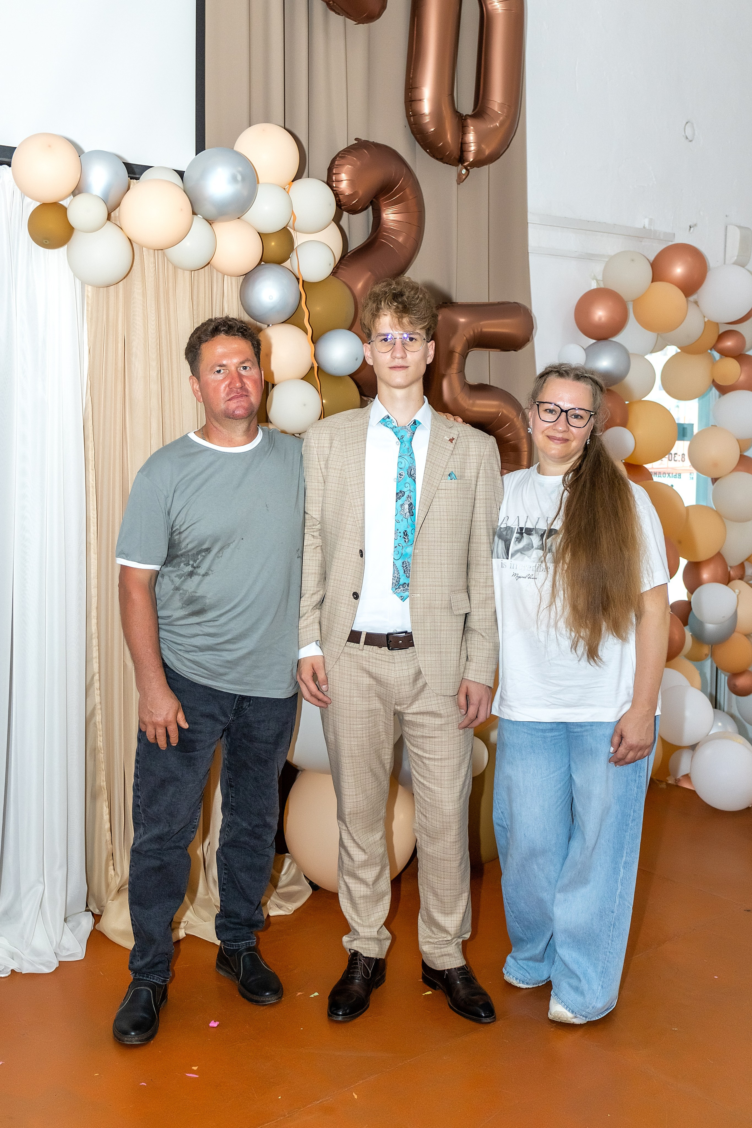 Выпускной. Школа 22, 11 класс. Стильный выпускной альбом Владивосток фотограф Вероника Мигачева