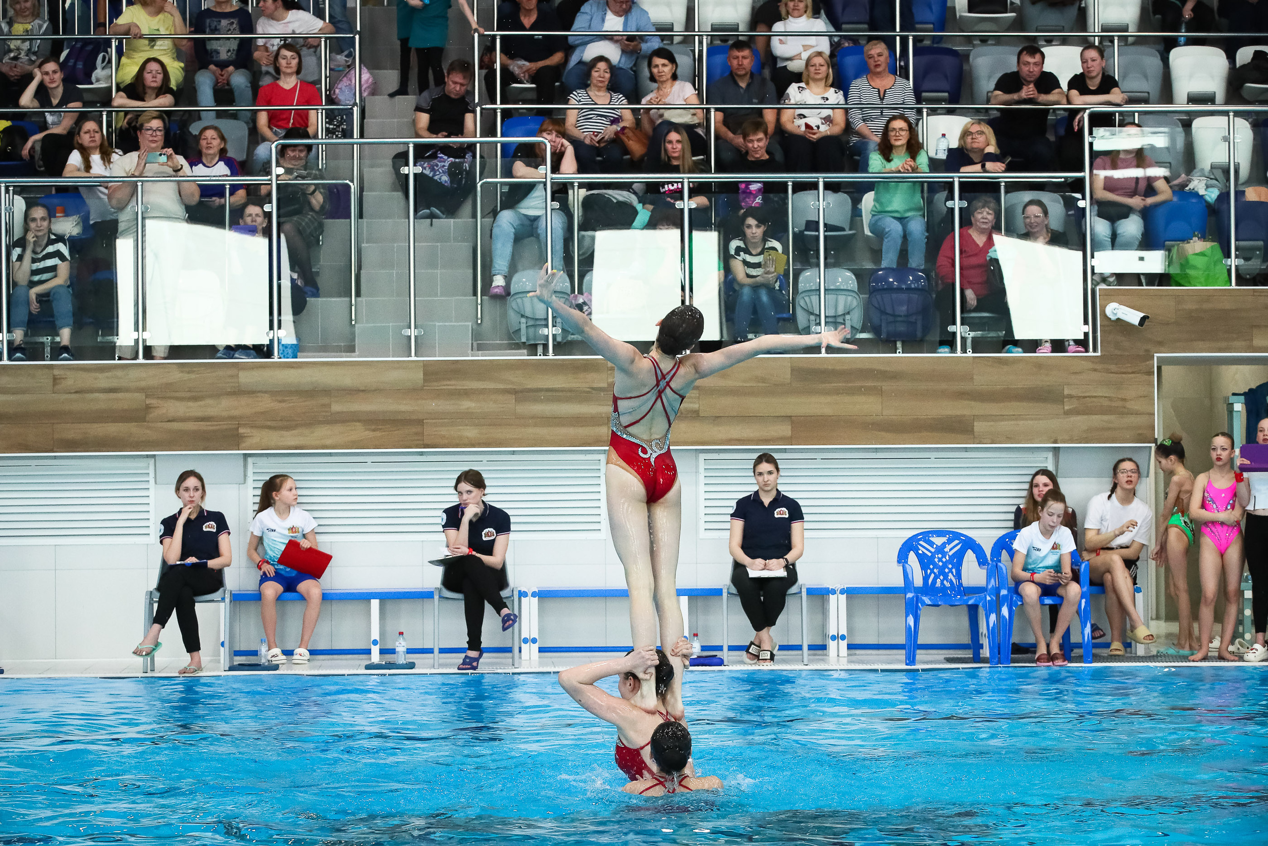 Церемония закрытия соревнований. Участники и зрители слушают Гимн Российской Федерации. Организатор Федерация Свердловской области.