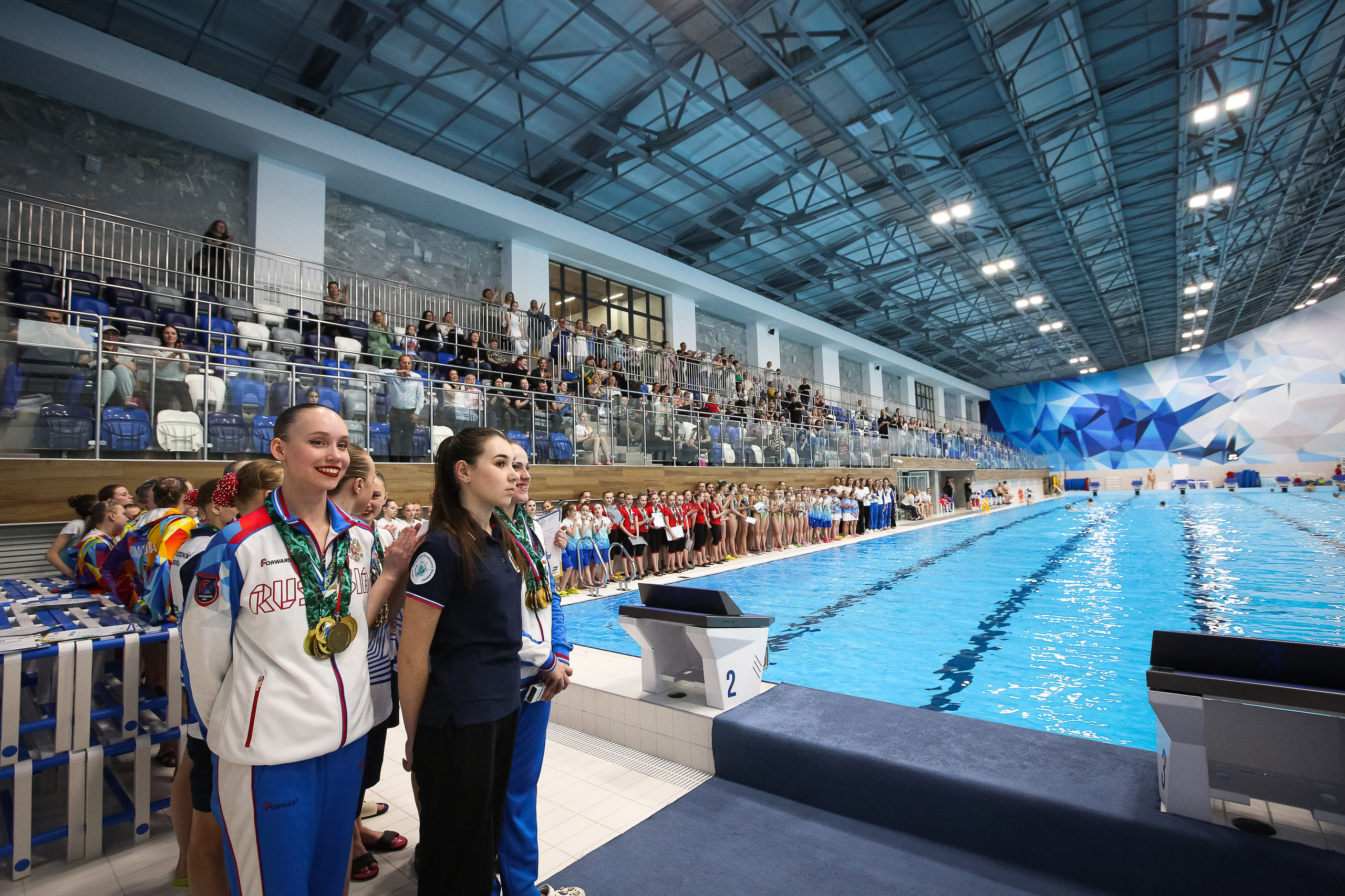 Церемония закрытия соревнований. Участники и зрители слушают Гимн Российской Федерации. Организатор Федерация Свердловской области.