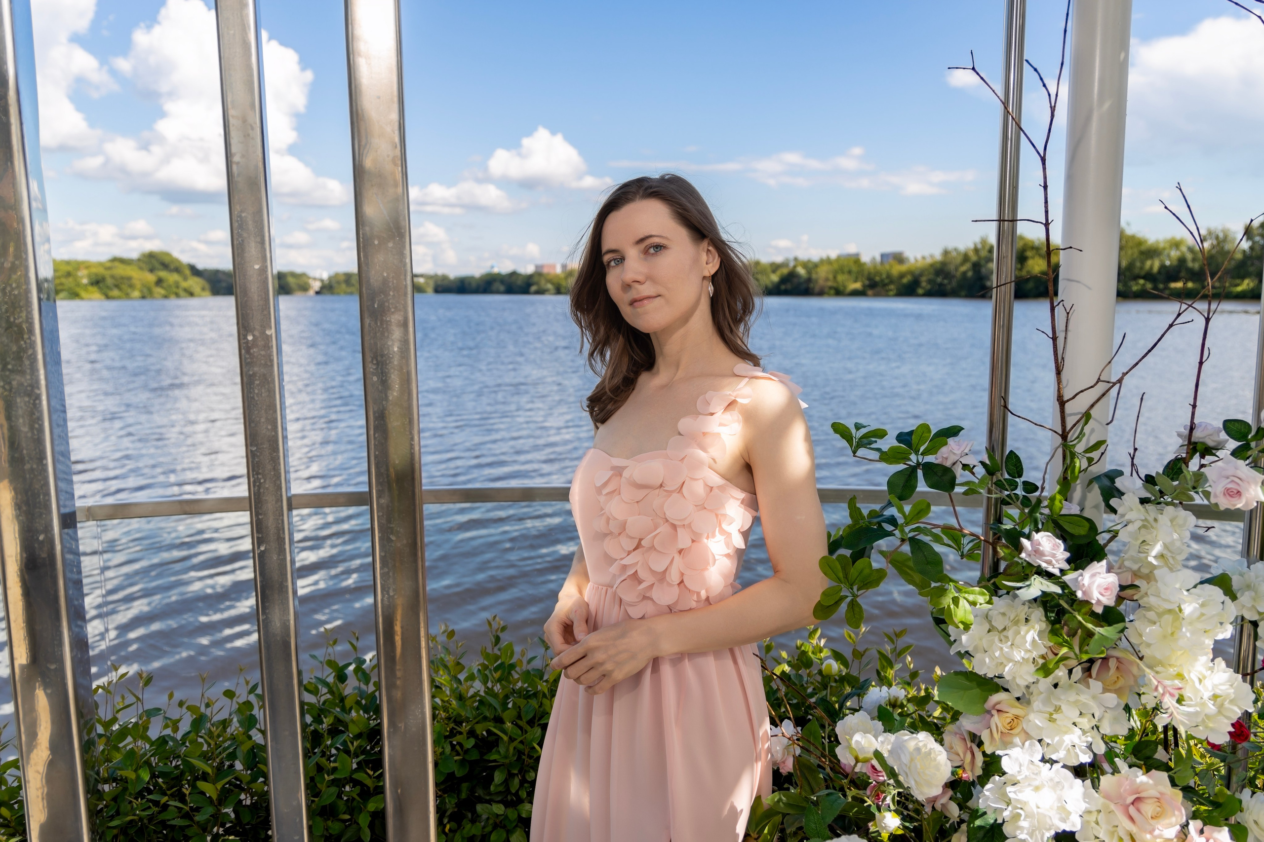 Фотосессия на новой набережной Коломенского: нежность, цветы и вдохновение. Репортажный, семейный и студийный фотограф в Москве Демин Алексей