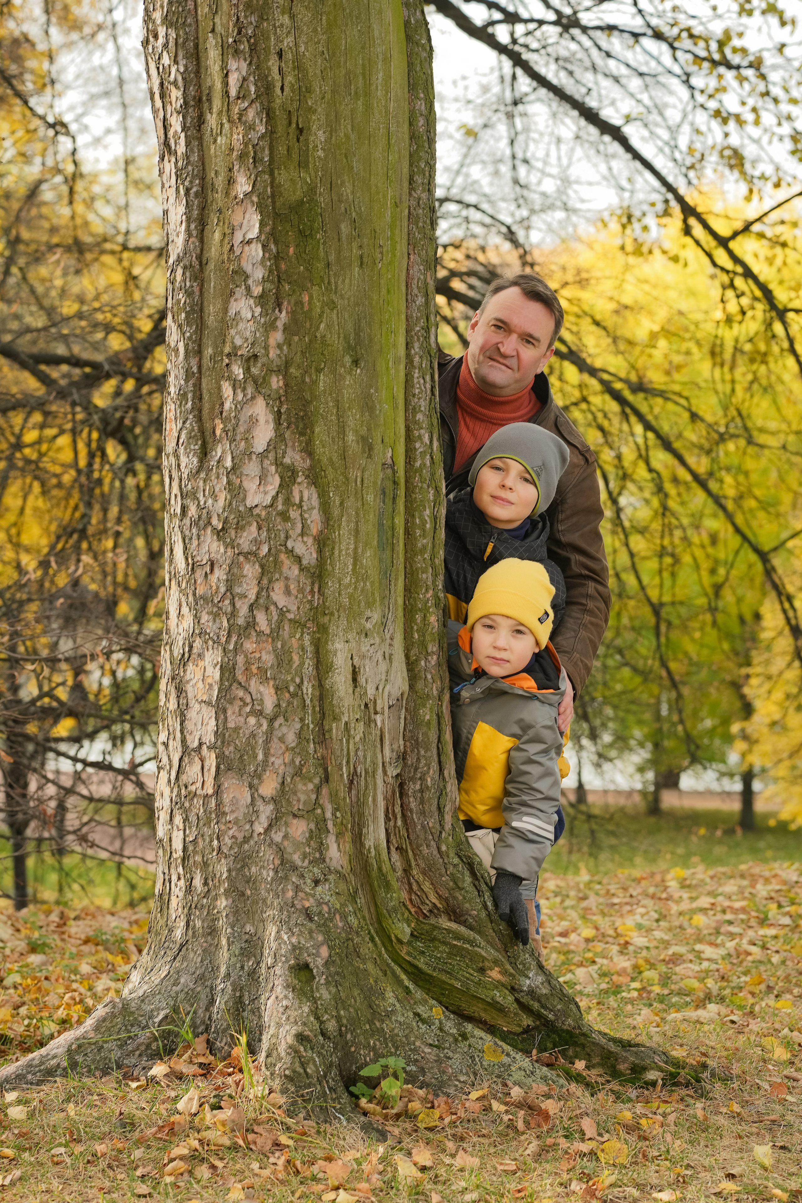 Семья на фотопрогулке золотой осенью