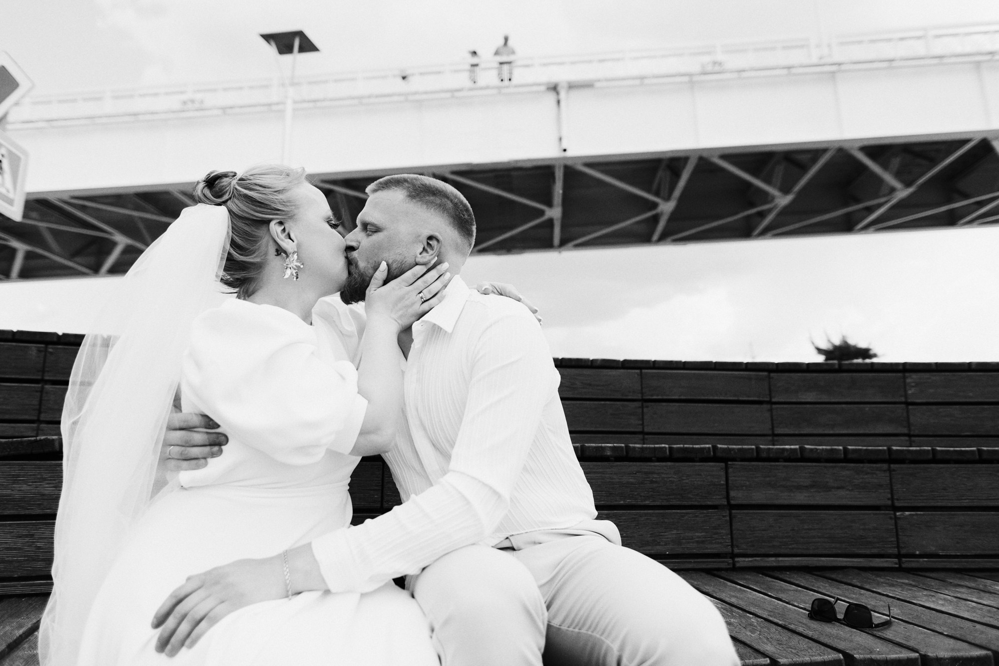 Невеста и жених смотрят на реку, прогулка по многоуровневой набережной