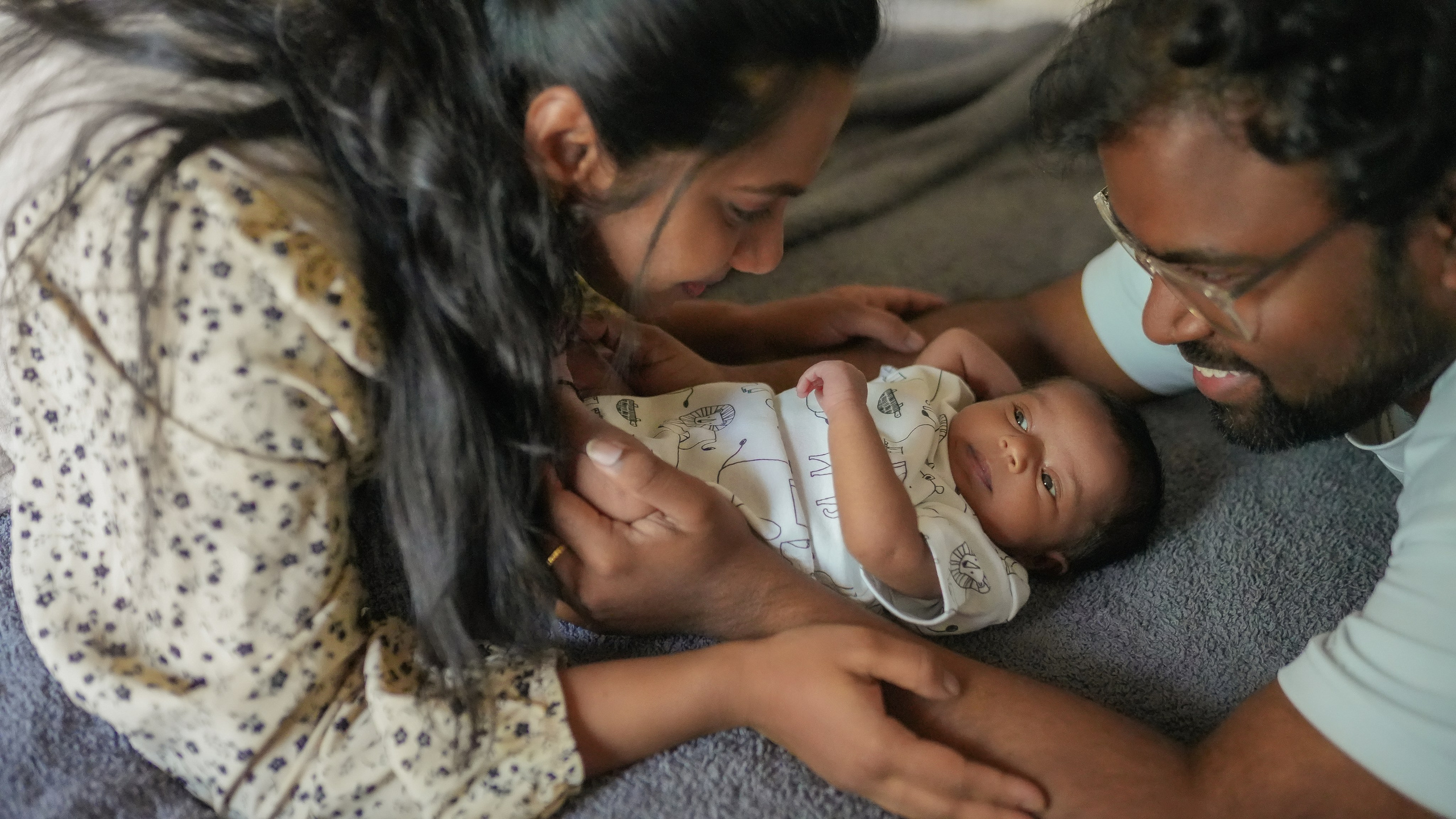 Heartfelt family memories — cozy newborn session