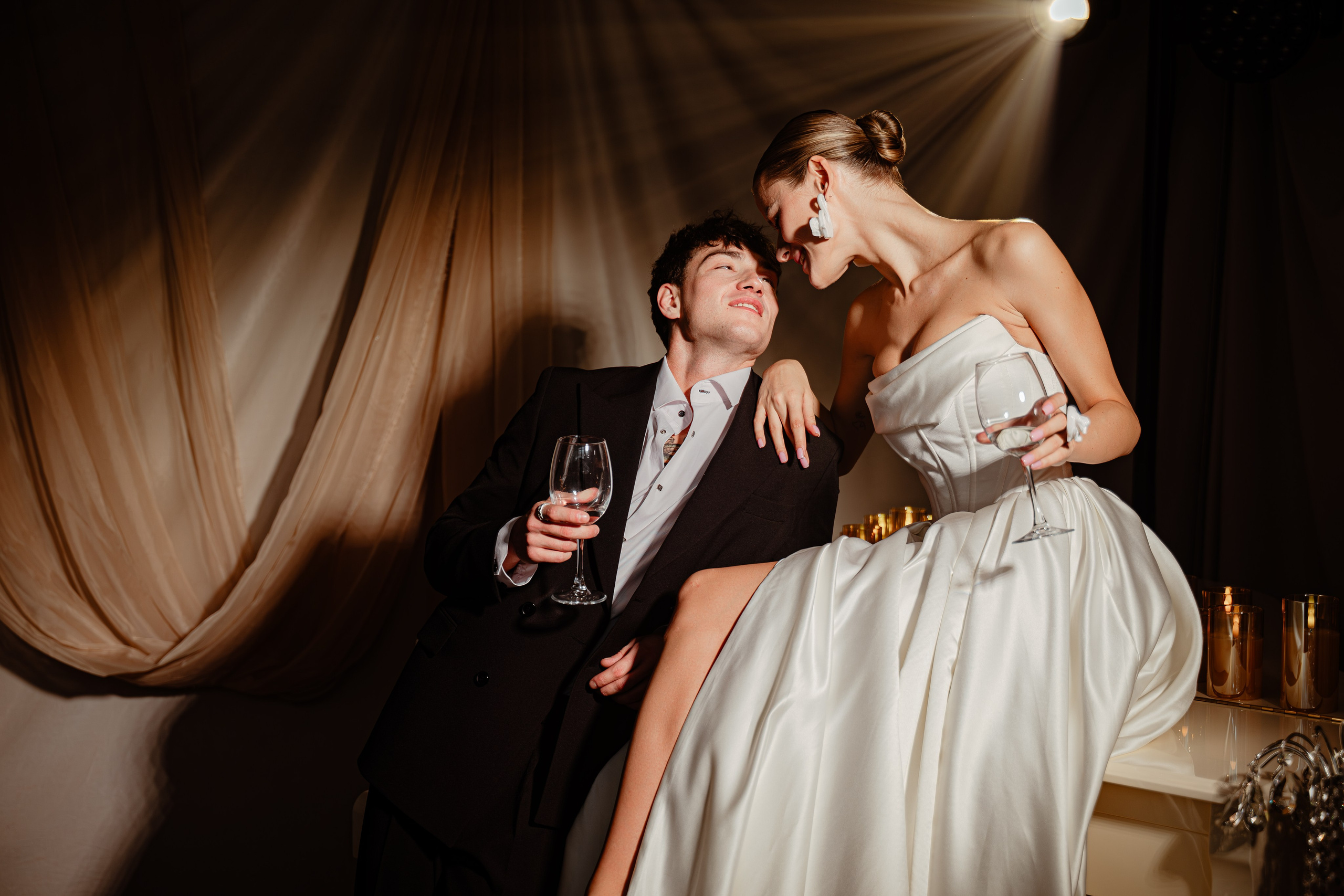 Молодожёны смотрят друг на друга с улыбкой во время банкета, искренний момент