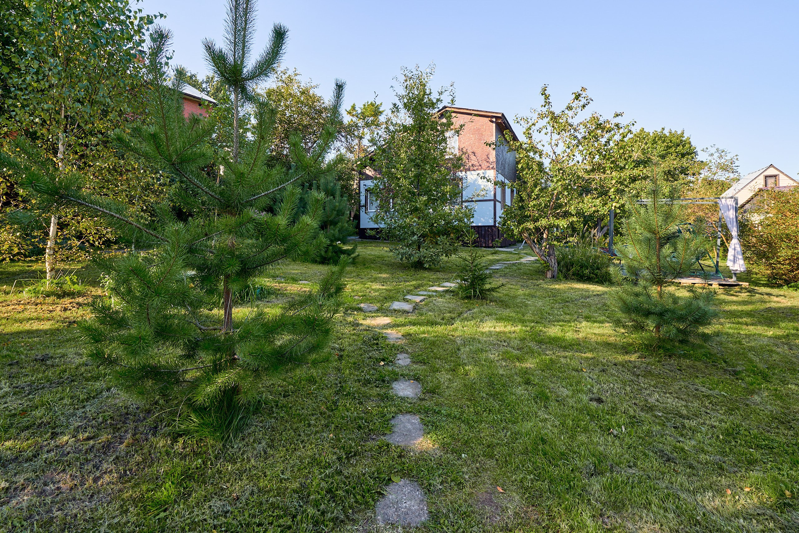 Архитектурная фотография участка загородного дома на нем