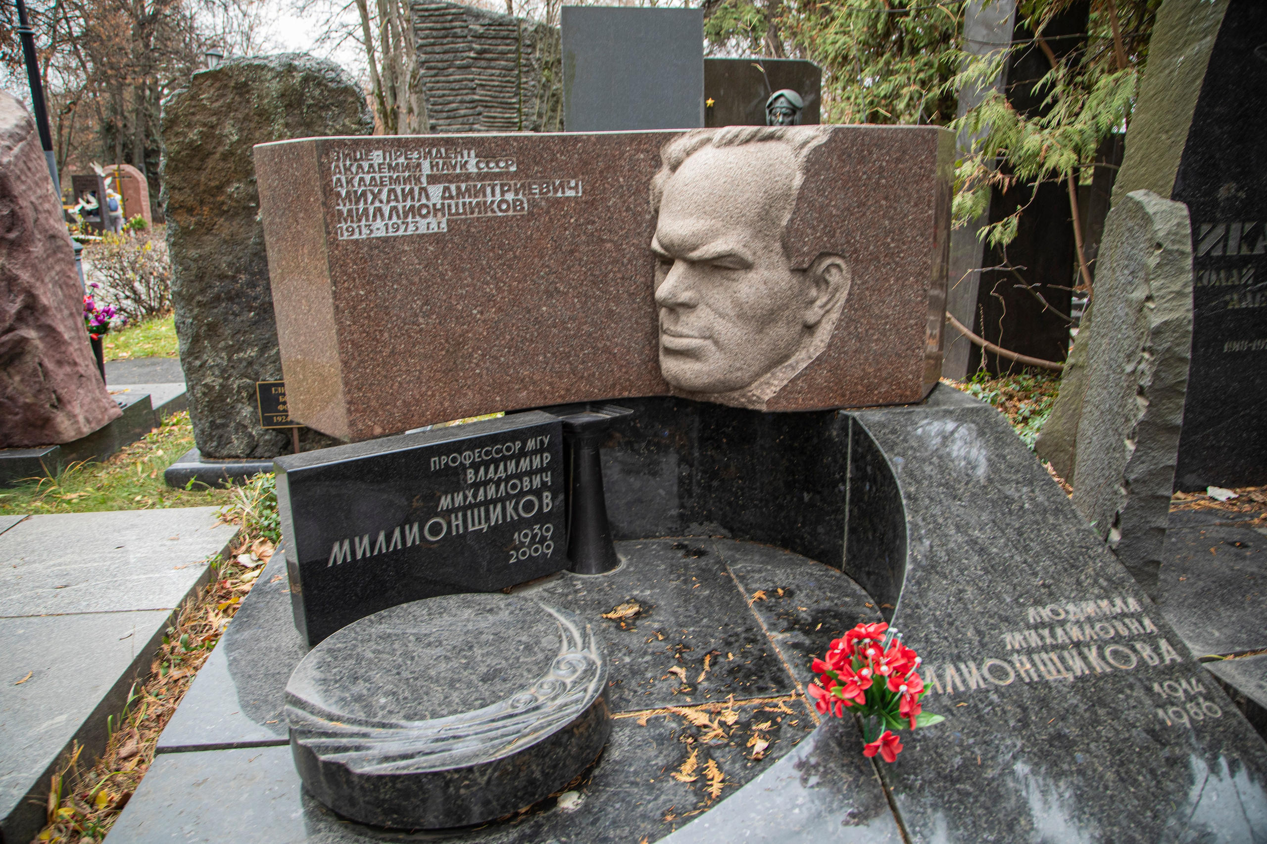 Осенняя прогулка по Новодевичьему кладбищу. Фотограф Сергей Ловкий