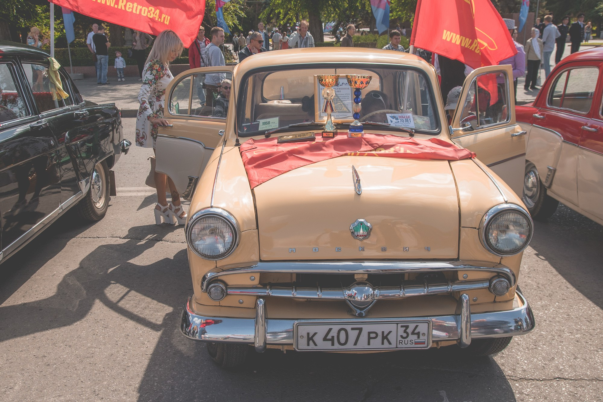 Ретро-автомобиль "Москвич" бежевого цвета на выставке автомобилей
