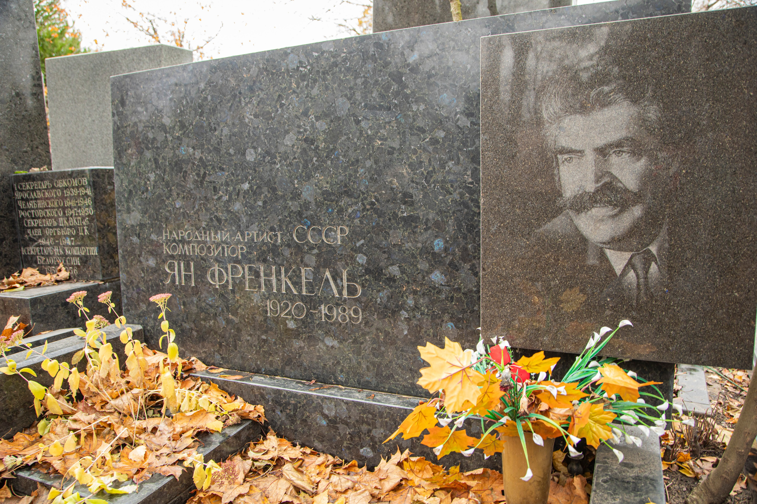 Осенняя прогулка по Новодевичьему кладбищу. Фотограф Сергей Ловкий