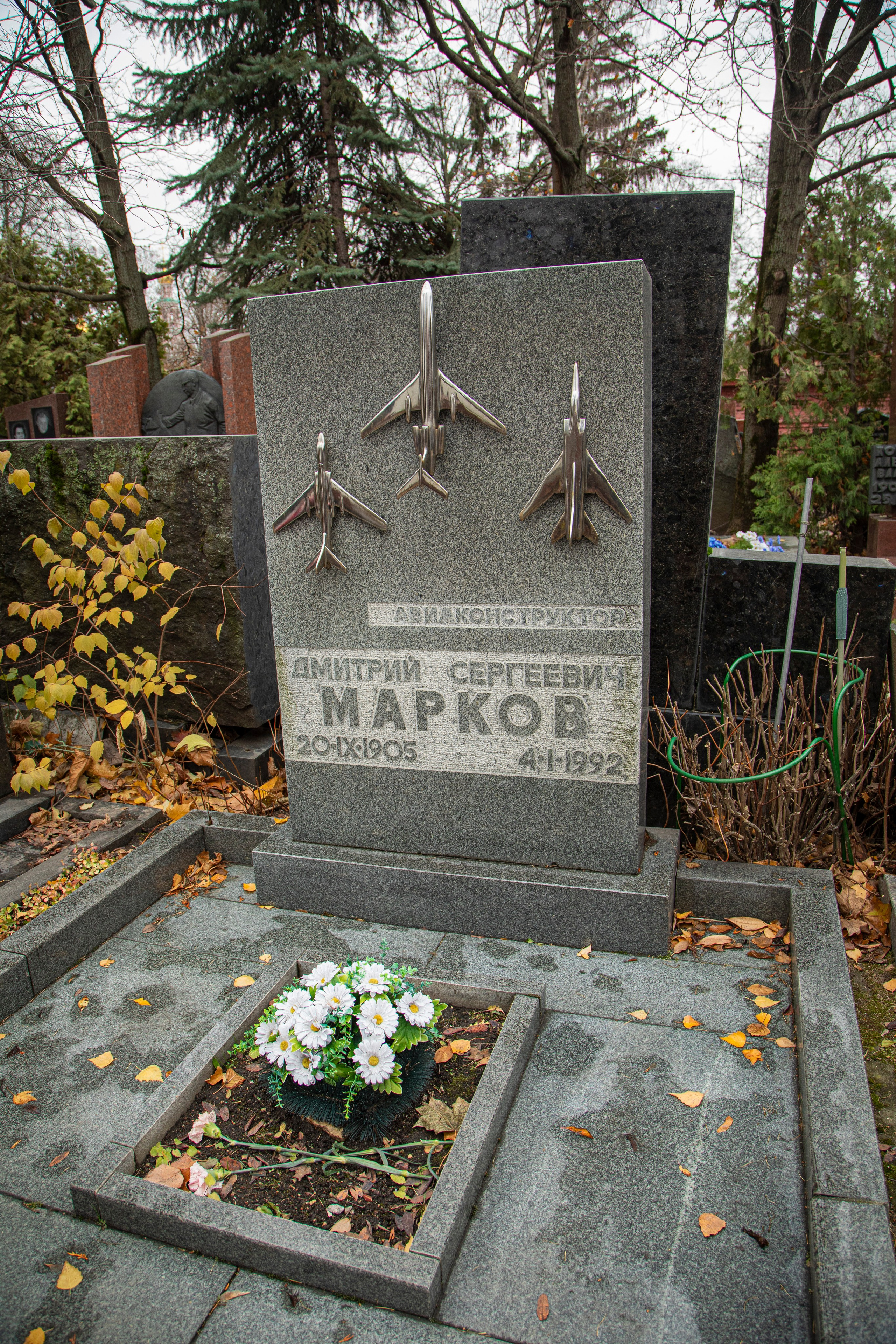 Осенняя прогулка по Новодевичьему кладбищу. Фотограф Сергей Ловкий