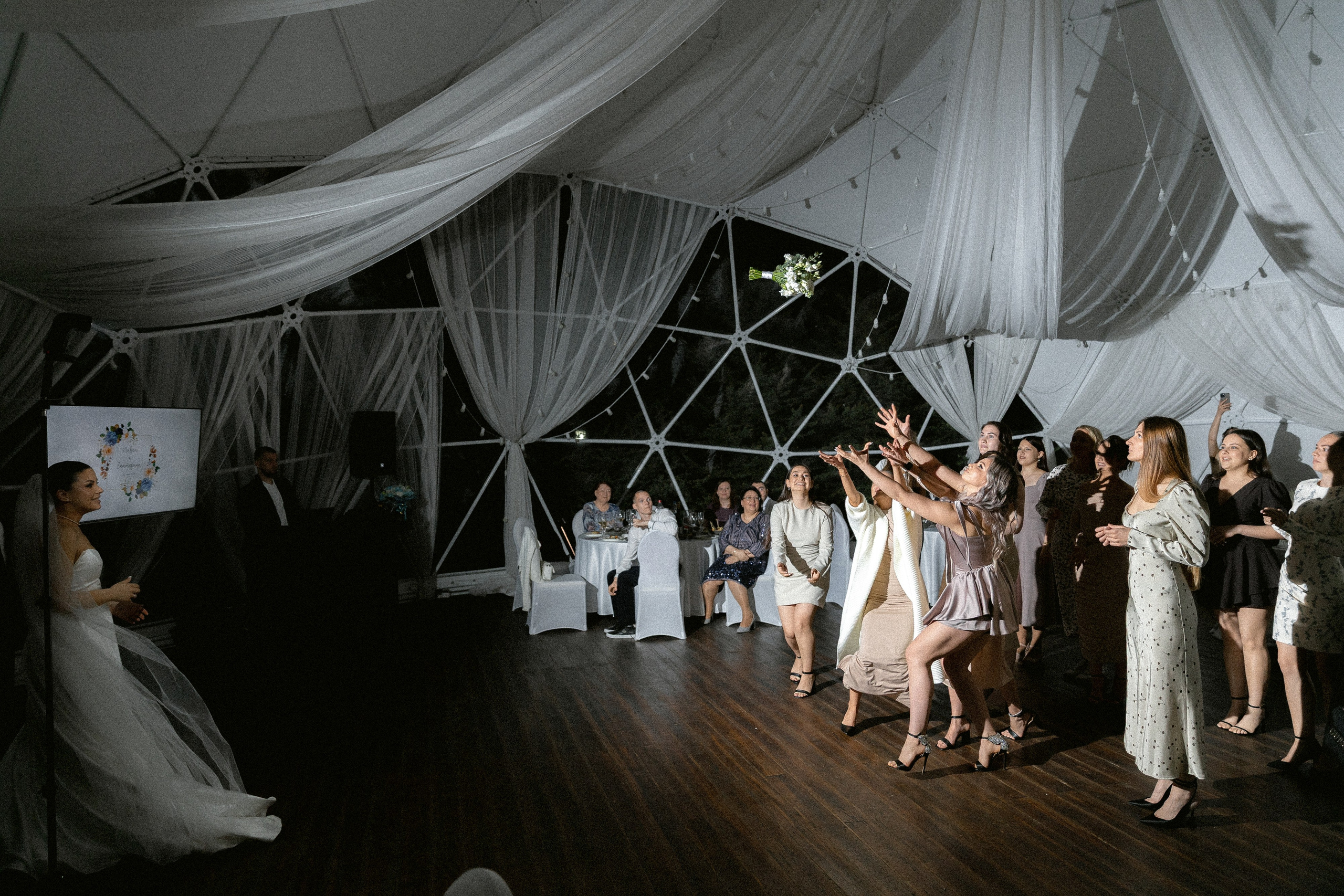 Я создаю профессиональные фотографии, которые сохраняют эмоции, детали и атмосферу вашего праздника. Свадебный фотограф во Владивостоке