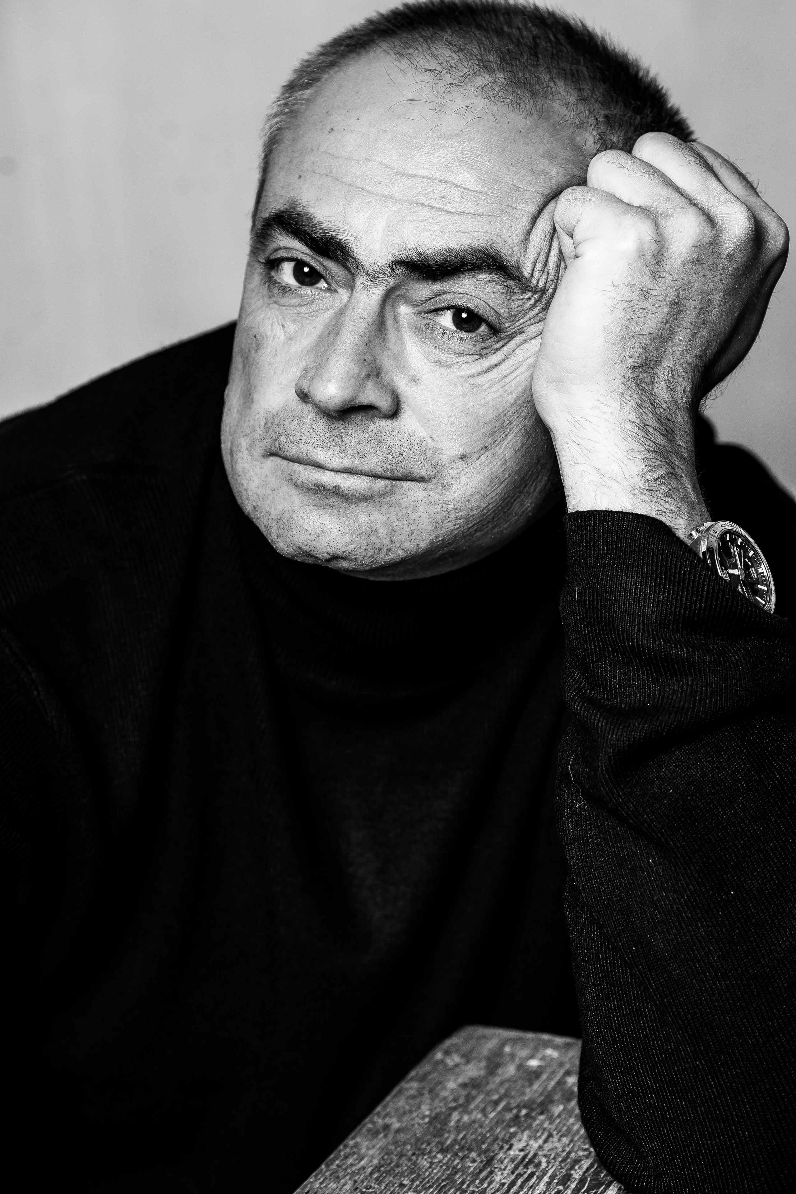 Чёрно-белый студийный портрет мужчины, крупный план, студийный свет