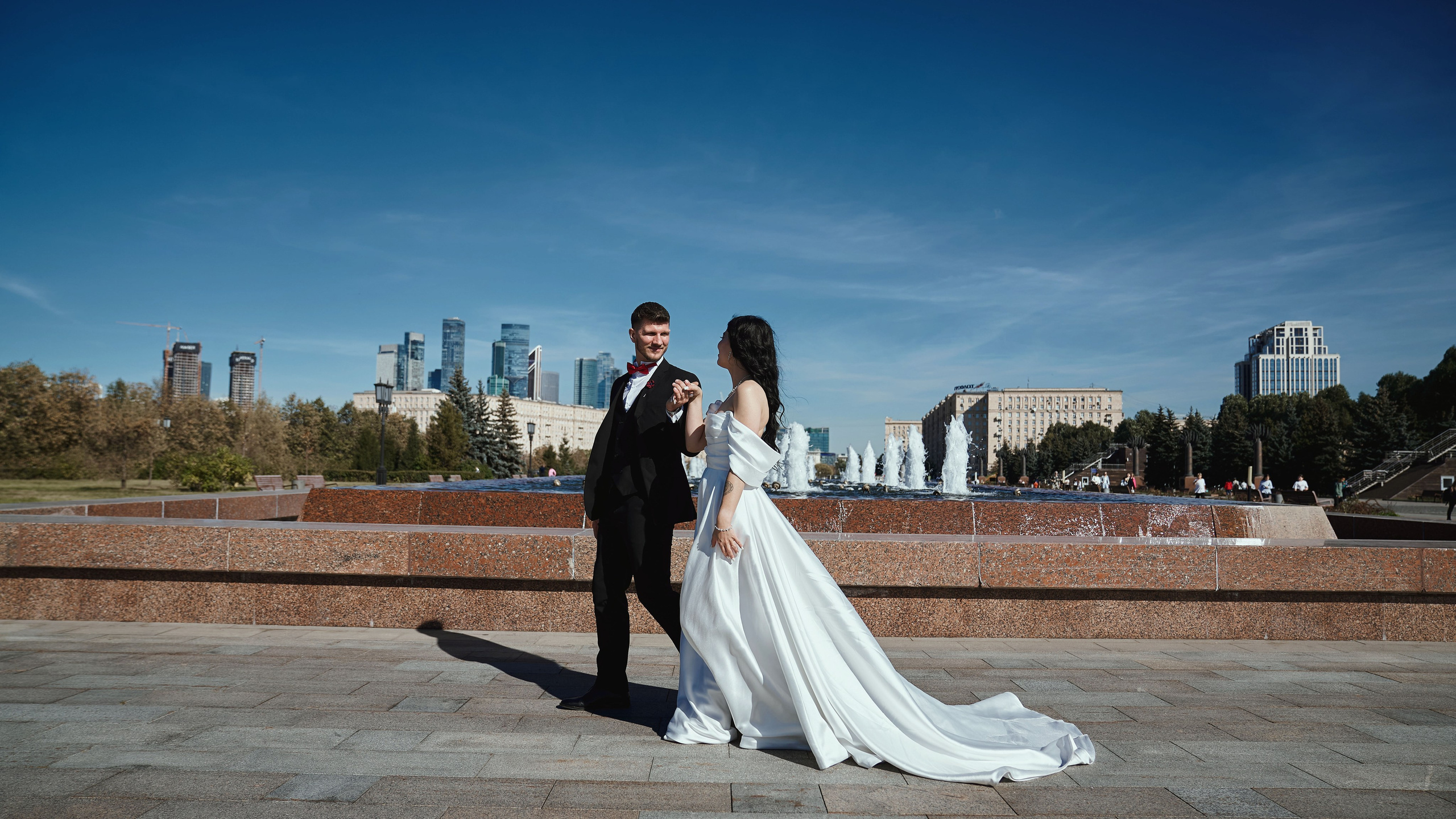 Свадебная фотосессия Дмитрия и Виты на Поклонной горе в парке Победы Москвы