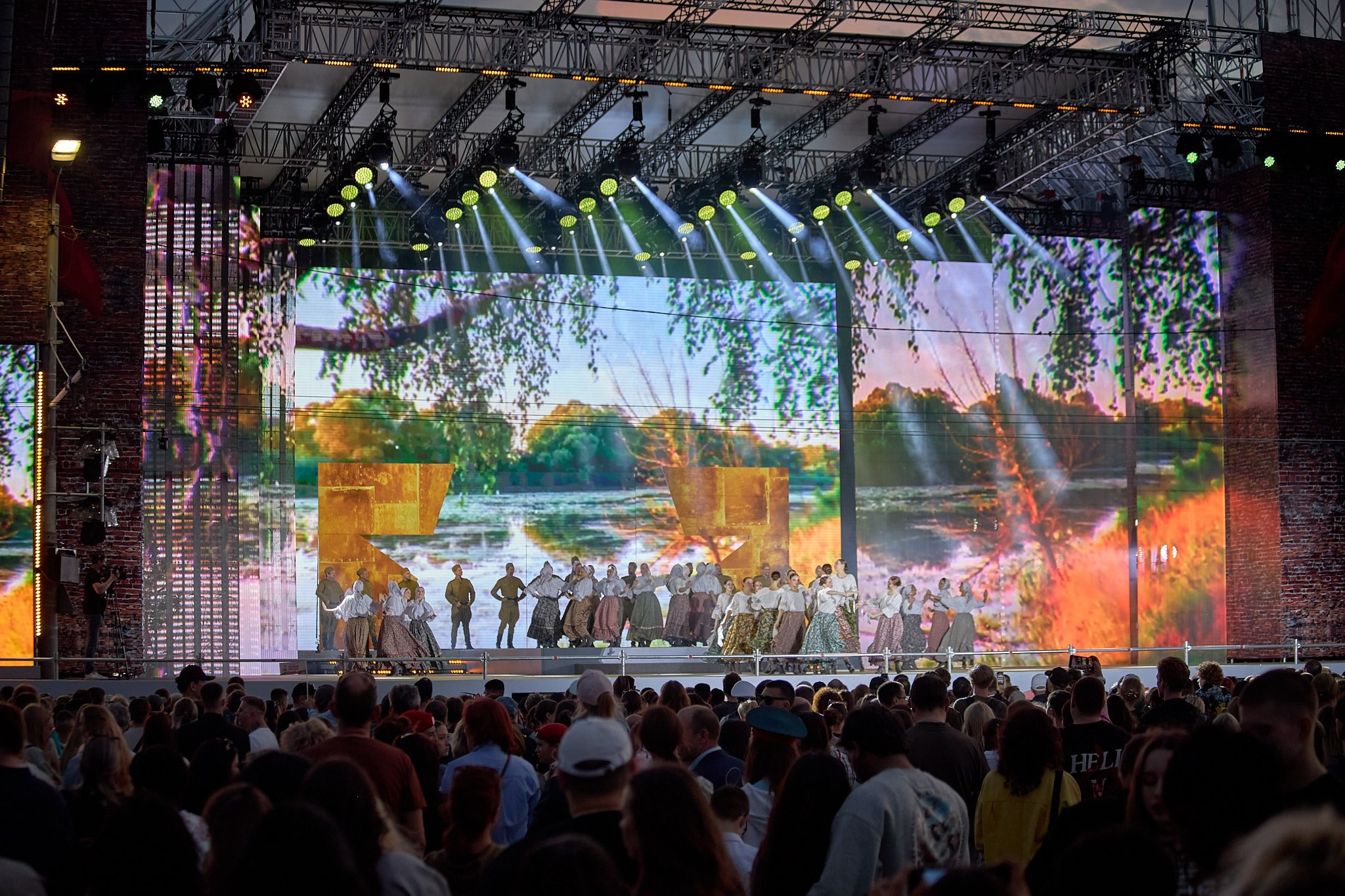 Концерт 9 мая 2025 года на соборной площади. Фотограф Омск | Александр Вандеров