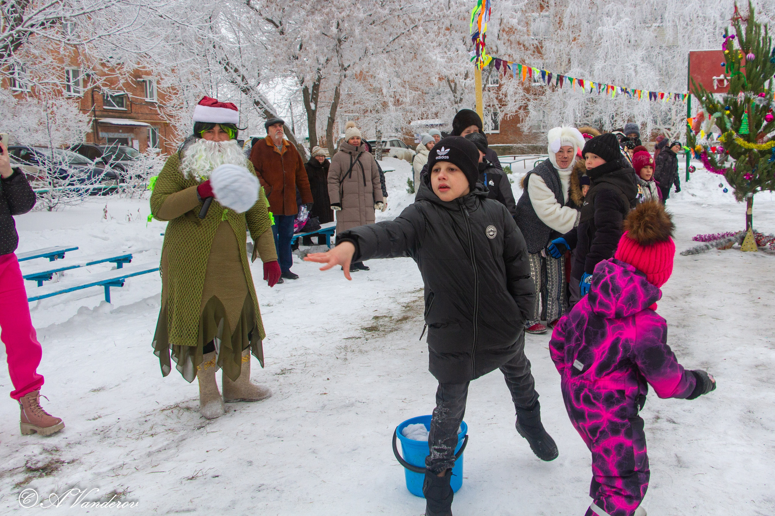 Праздник во дворе, ул. Осташковская-20. Фотограф Омск | Александр Вандеров