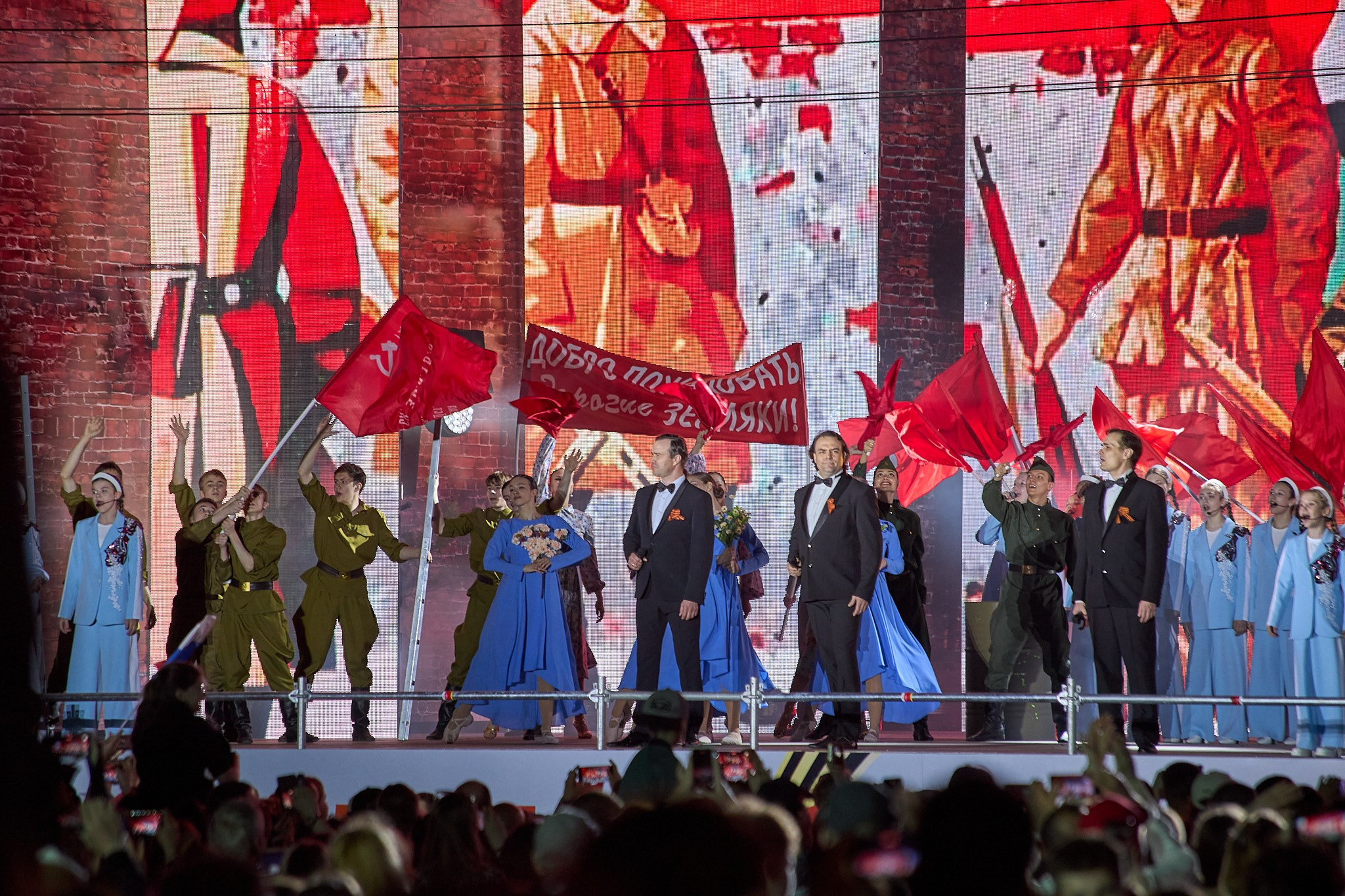 Концерт 9 мая 2025 года на соборной площади. Фотограф Омск | Александр Вандеров