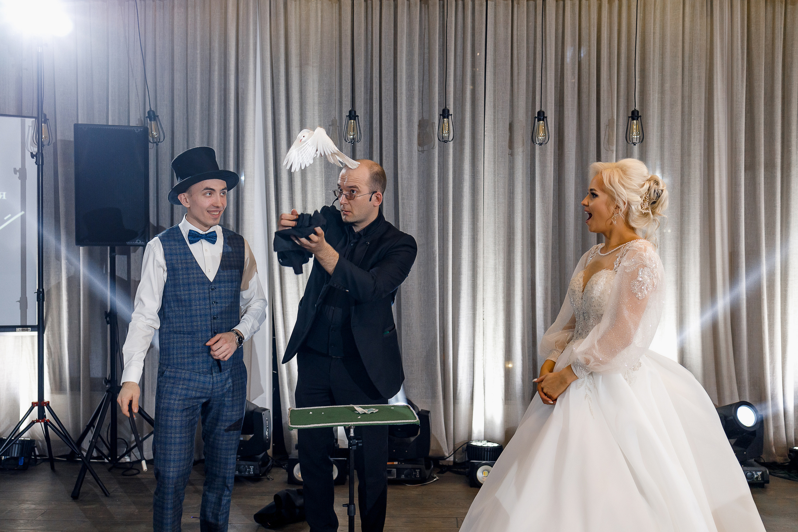 Трепетное утро невесты в гостиничном номере. Олег Сверчков | Свадебный фотограф Вологда