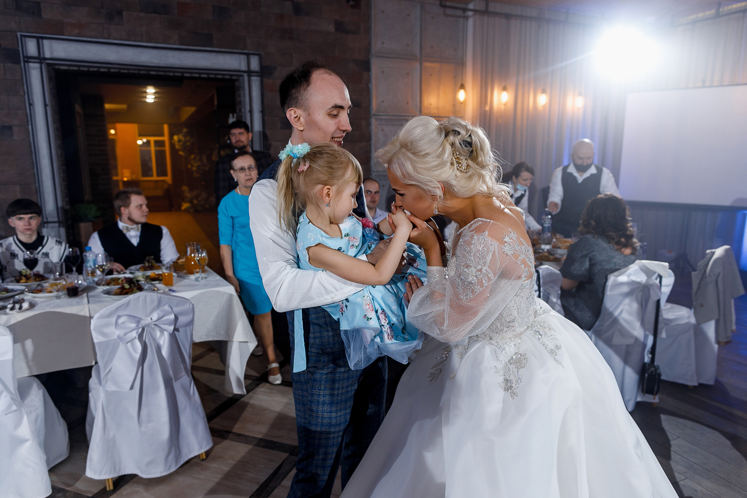 Трепетное утро невесты в гостиничном номере. Олег Сверчков | Свадебный фотограф Вологда