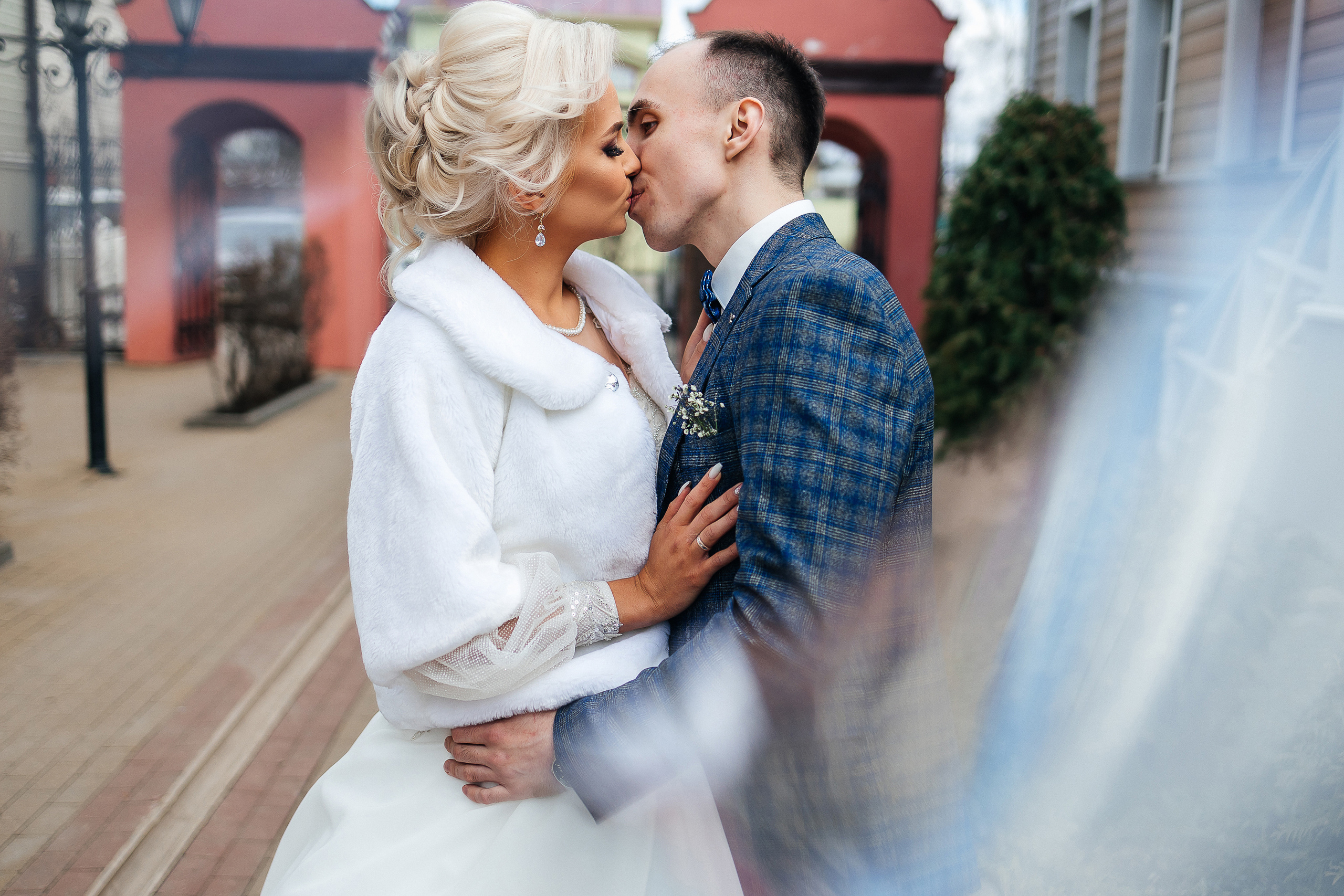 Трепетное утро невесты в гостиничном номере. Олег Сверчков | Свадебный фотограф Вологда