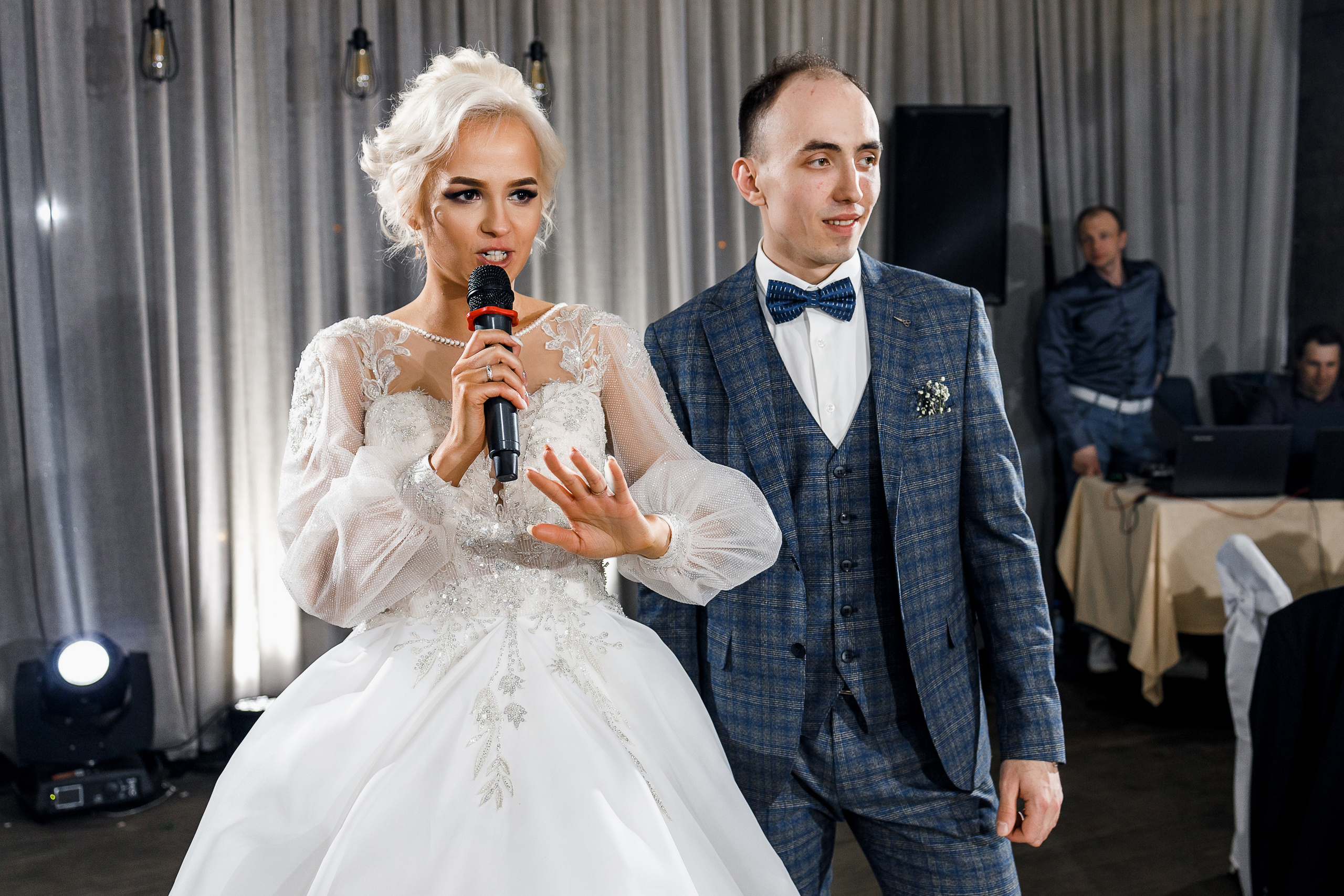 Трепетное утро невесты в гостиничном номере. Олег Сверчков | Свадебный фотограф Вологда