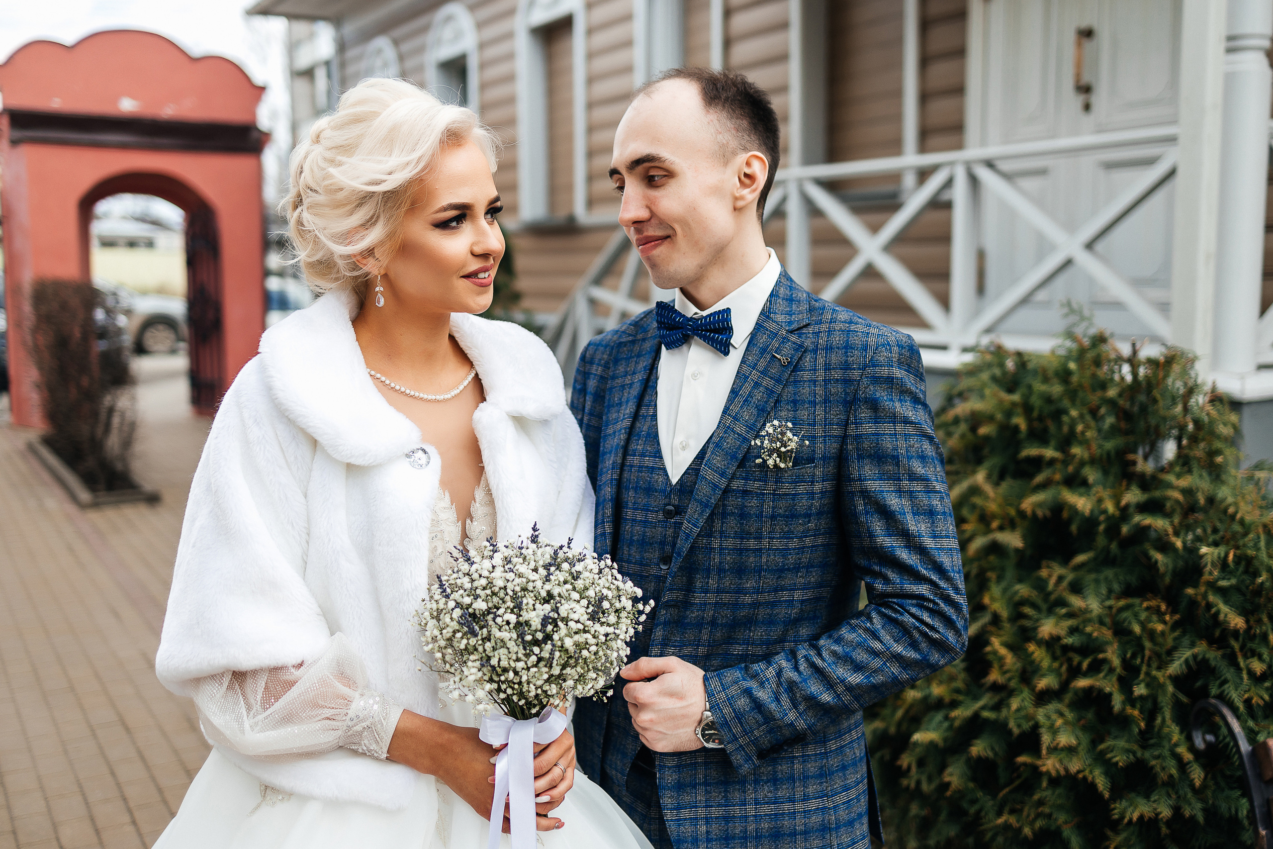 Трепетное утро невесты в гостиничном номере. Олег Сверчков | Свадебный фотограф Вологда