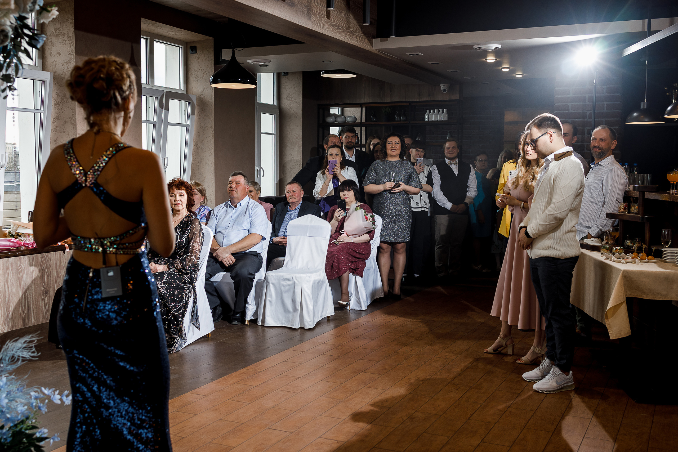 Трепетное утро невесты в гостиничном номере. Олег Сверчков | Свадебный фотограф Вологда