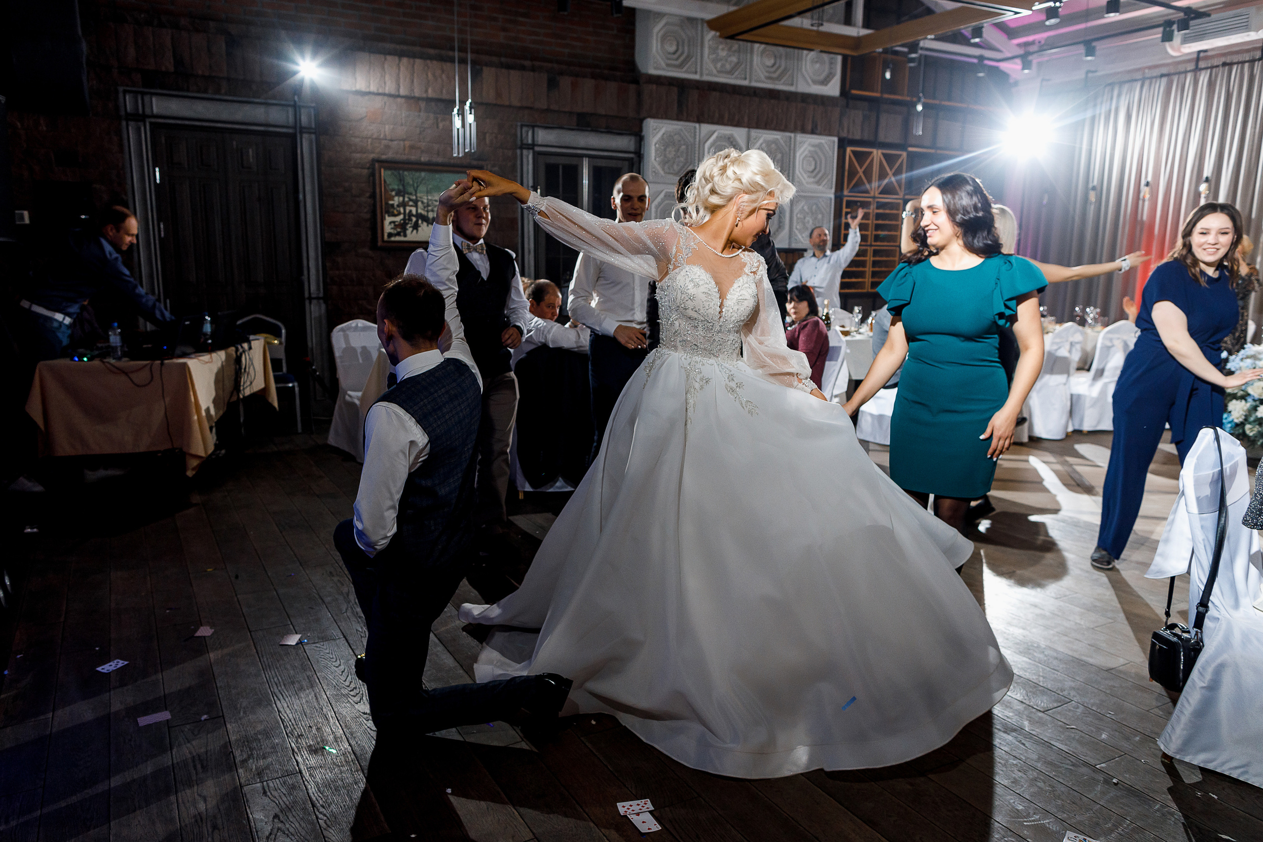 Трепетное утро невесты в гостиничном номере. Олег Сверчков | Свадебный фотограф Вологда