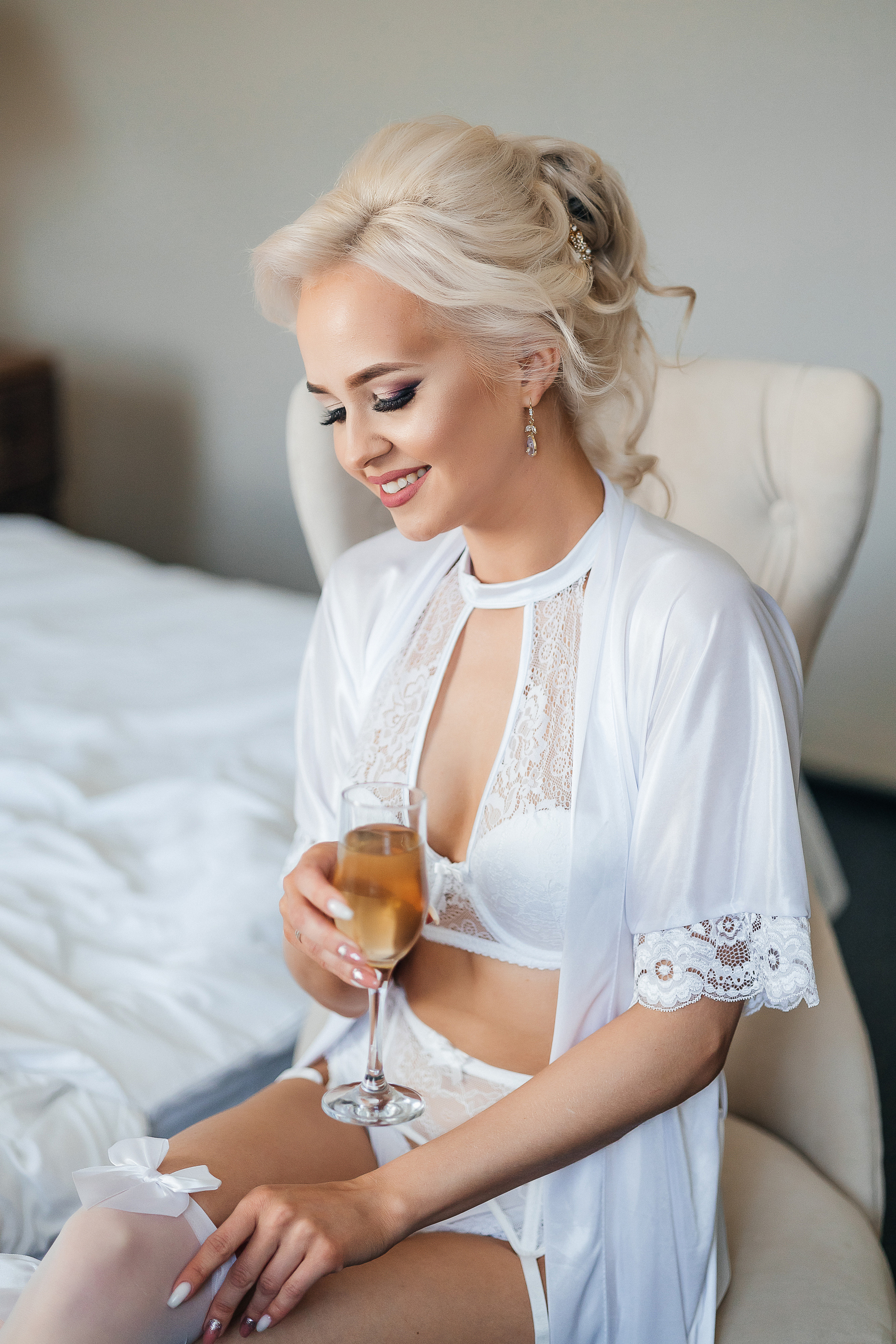 Трепетное утро невесты в гостиничном номере. Олег Сверчков | Свадебный фотограф Вологда