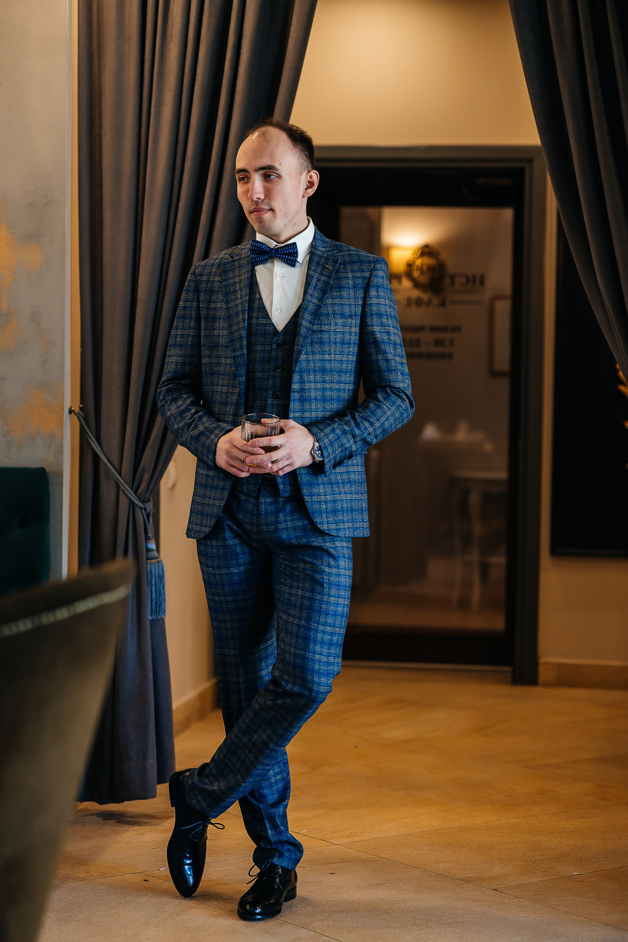 Трепетное утро невесты в гостиничном номере. Олег Сверчков | Свадебный фотограф Вологда