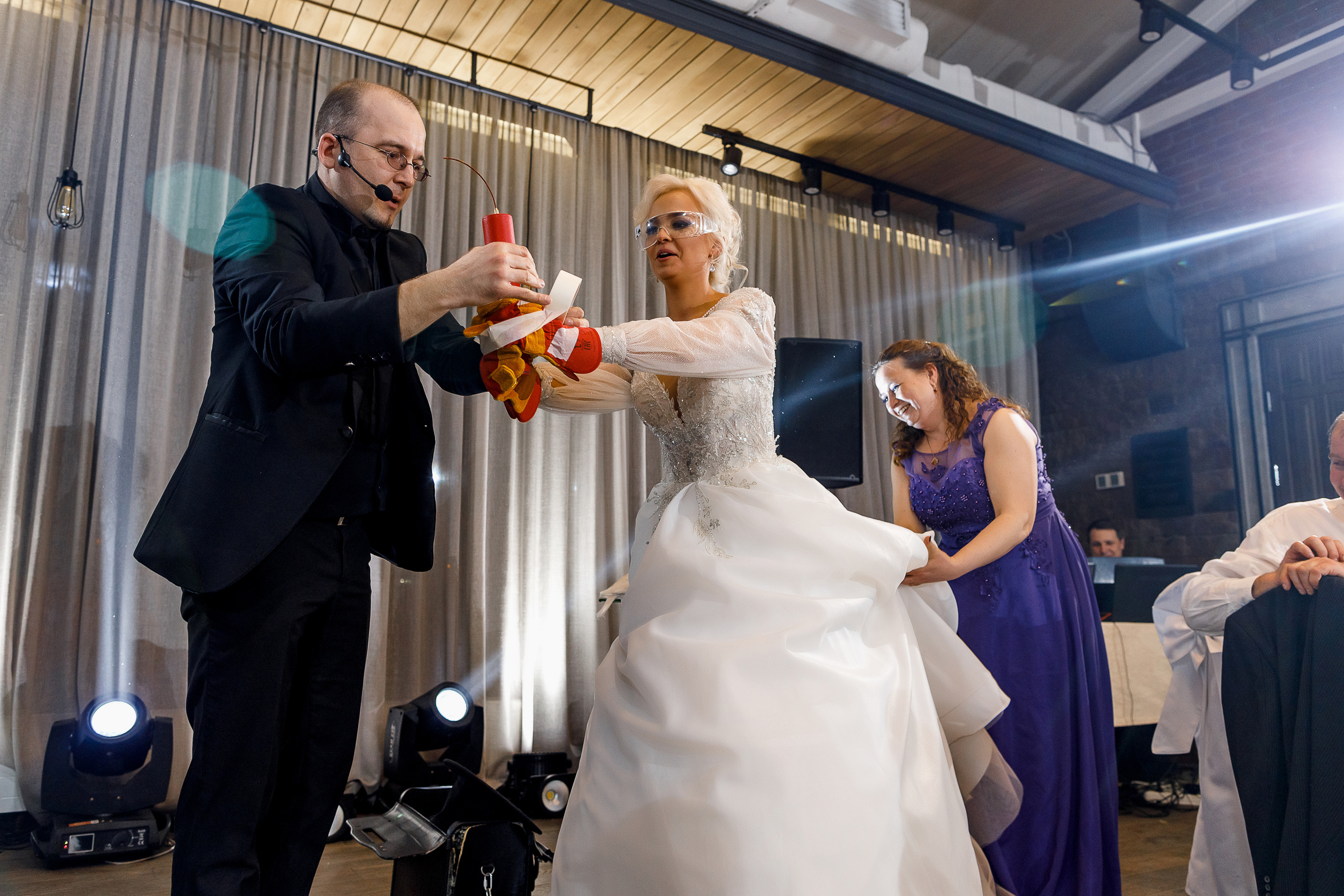 Трепетное утро невесты в гостиничном номере. Олег Сверчков | Свадебный фотограф Вологда