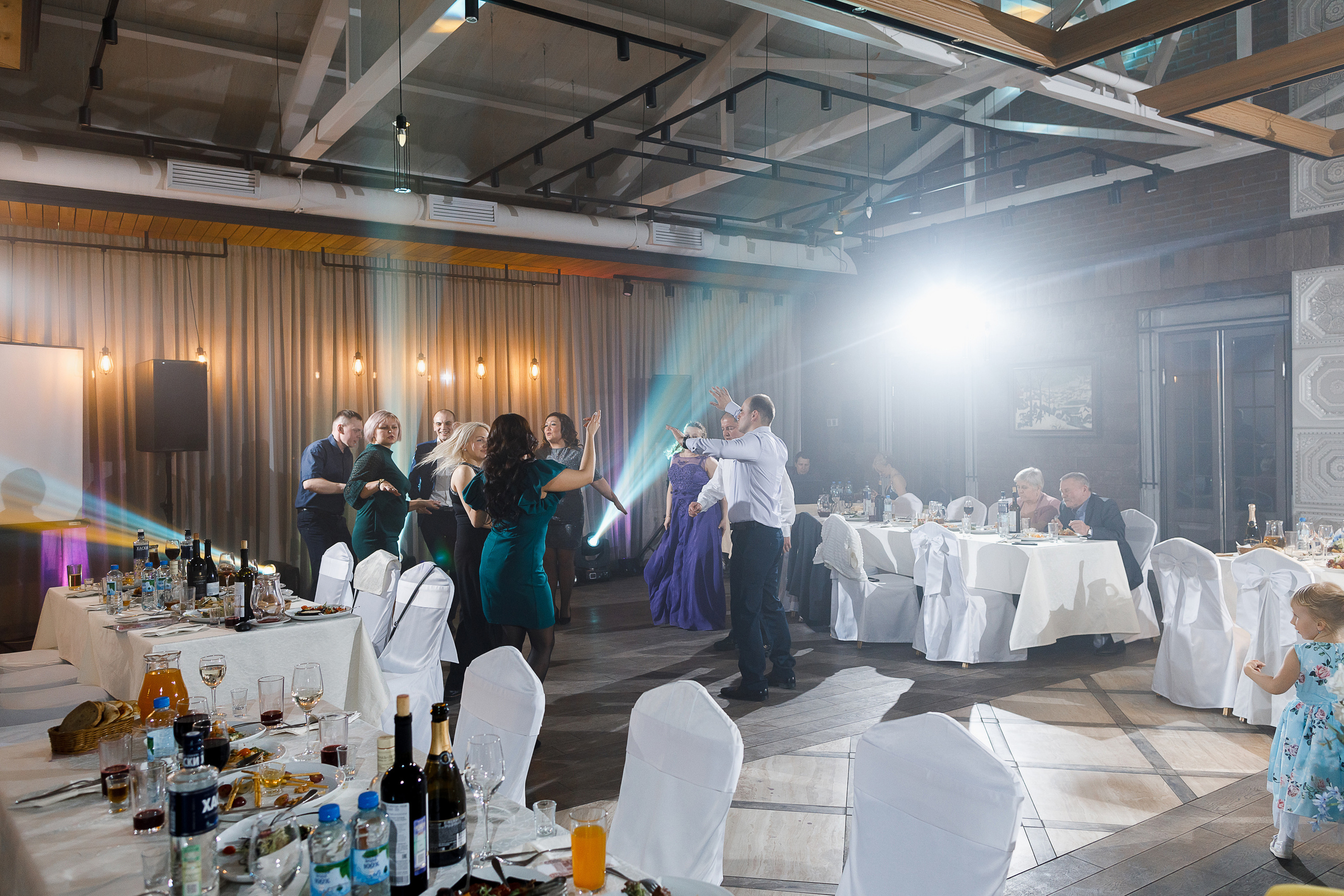 Трепетное утро невесты в гостиничном номере. Олег Сверчков | Свадебный фотограф Вологда