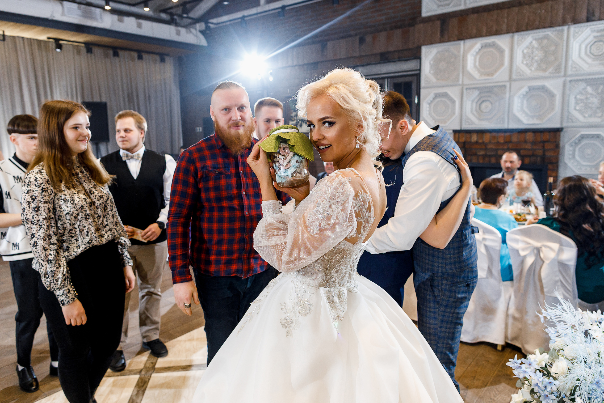 Трепетное утро невесты в гостиничном номере. Олег Сверчков | Свадебный фотограф Вологда