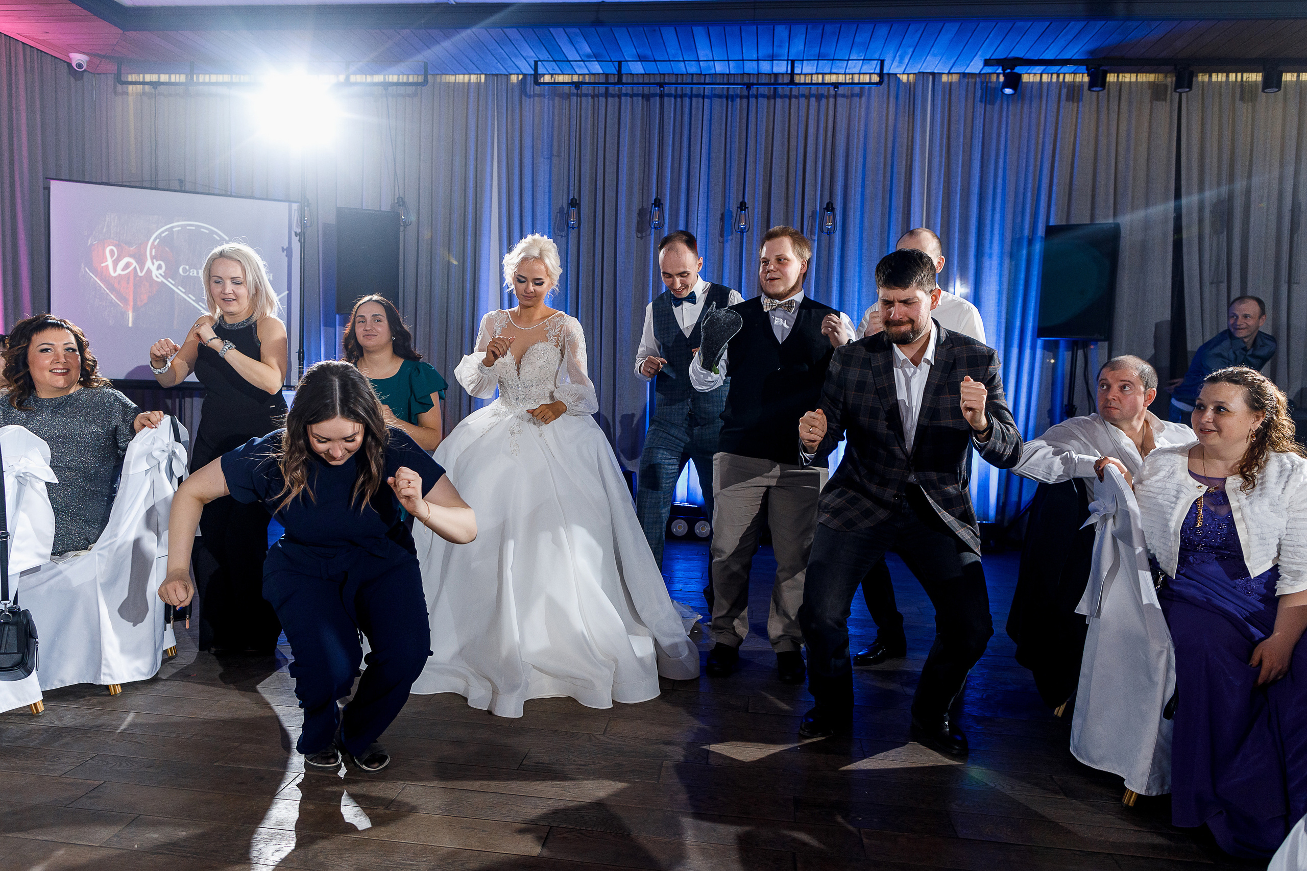 Трепетное утро невесты в гостиничном номере. Олег Сверчков | Свадебный фотограф Вологда