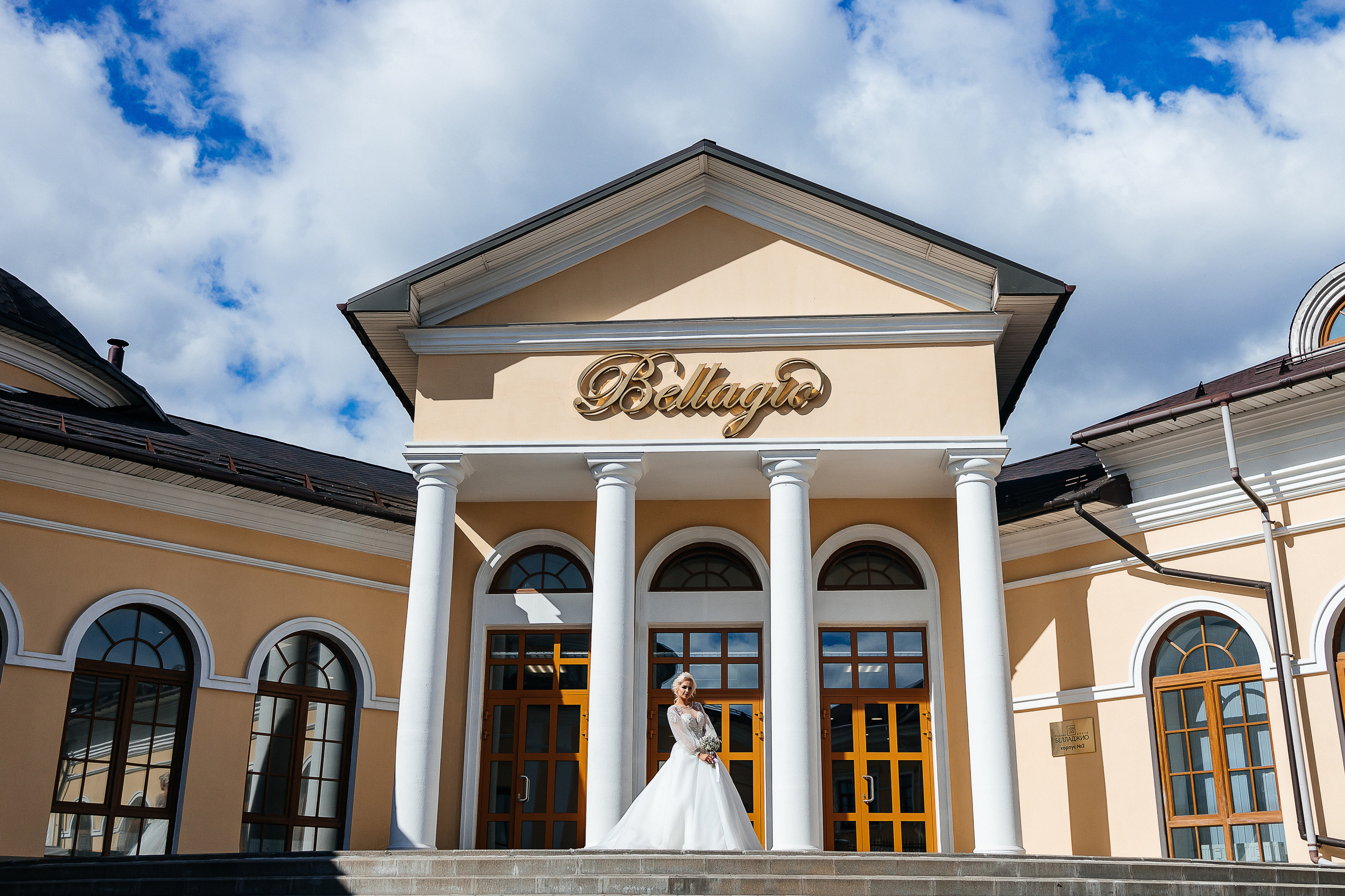 Трепетное утро невесты в гостиничном номере. Олег Сверчков | Свадебный фотограф Вологда