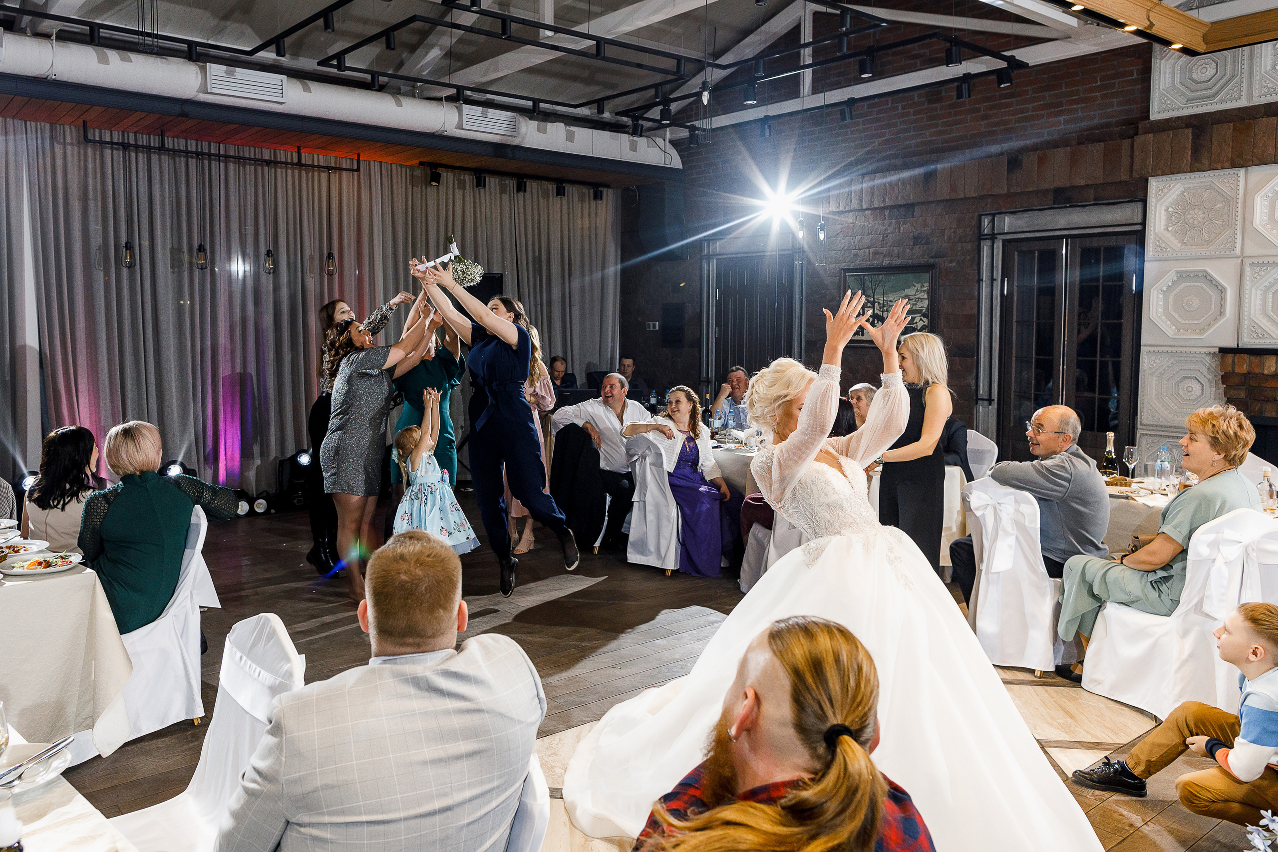 Трепетное утро невесты в гостиничном номере. Олег Сверчков | Свадебный фотограф Вологда