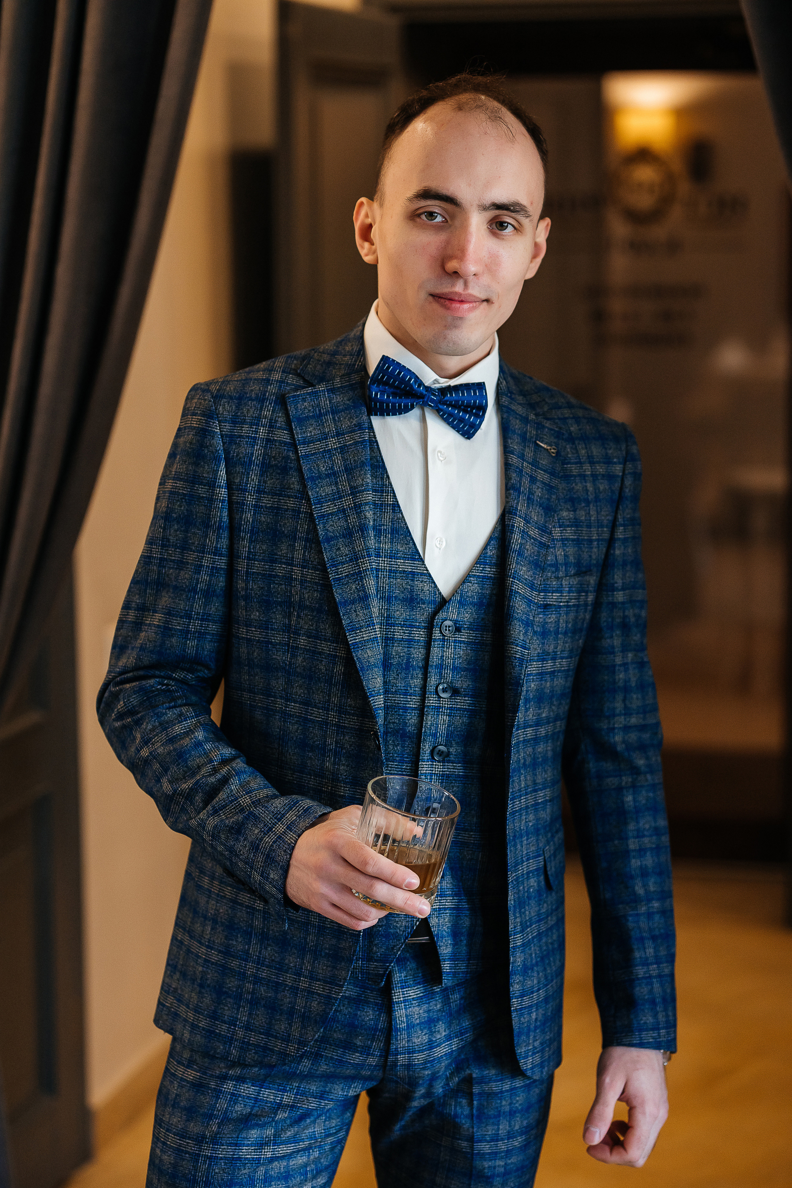 Трепетное утро невесты в гостиничном номере. Олег Сверчков | Свадебный фотограф Вологда