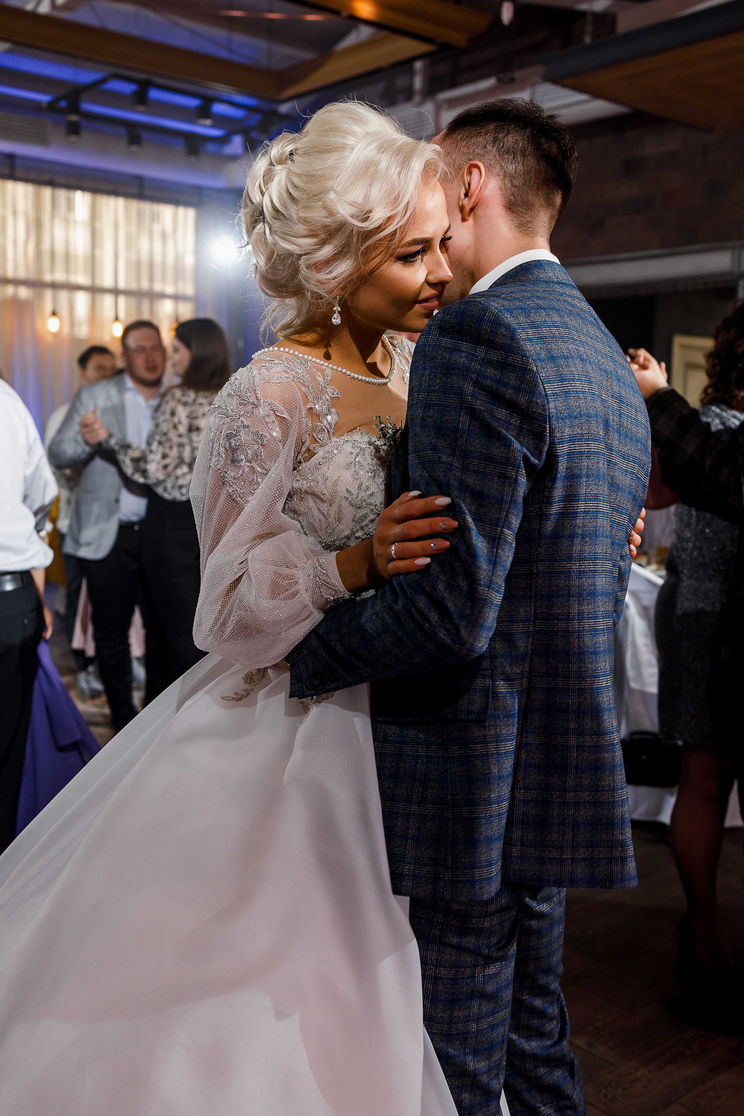 Трепетное утро невесты в гостиничном номере. Олег Сверчков | Свадебный фотограф Вологда