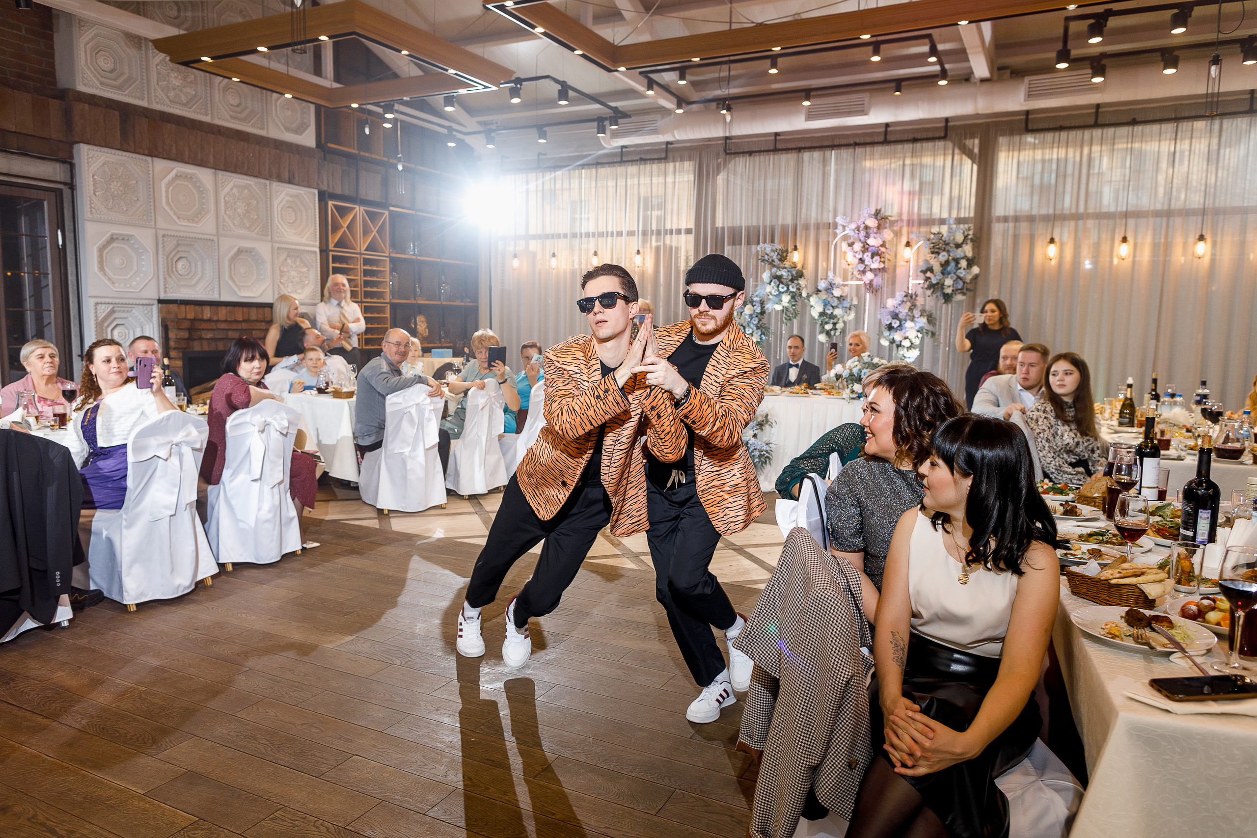 Трепетное утро невесты в гостиничном номере. Олег Сверчков | Свадебный фотограф Вологда