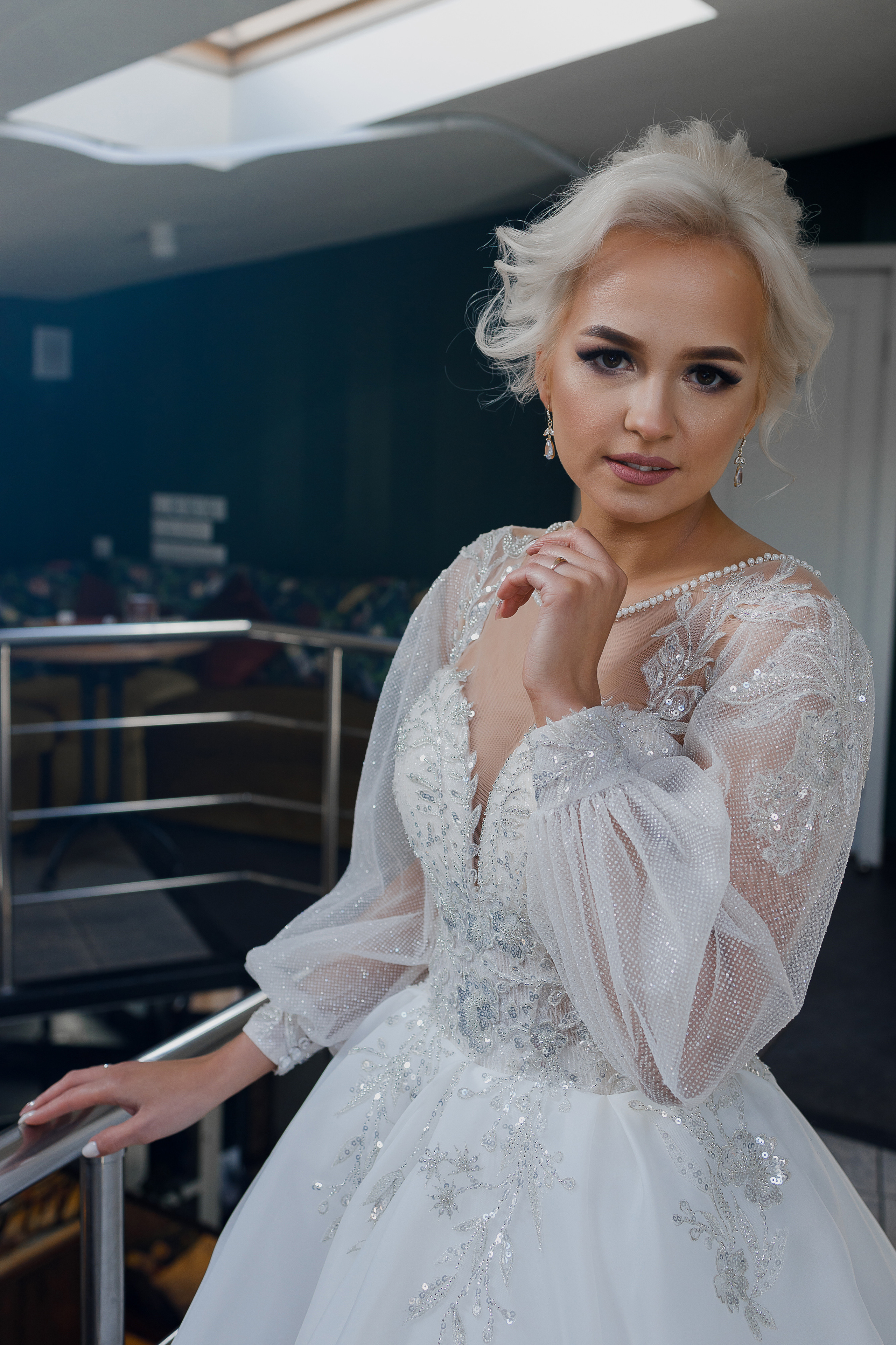 Трепетное утро невесты в гостиничном номере. Олег Сверчков | Свадебный фотограф Вологда