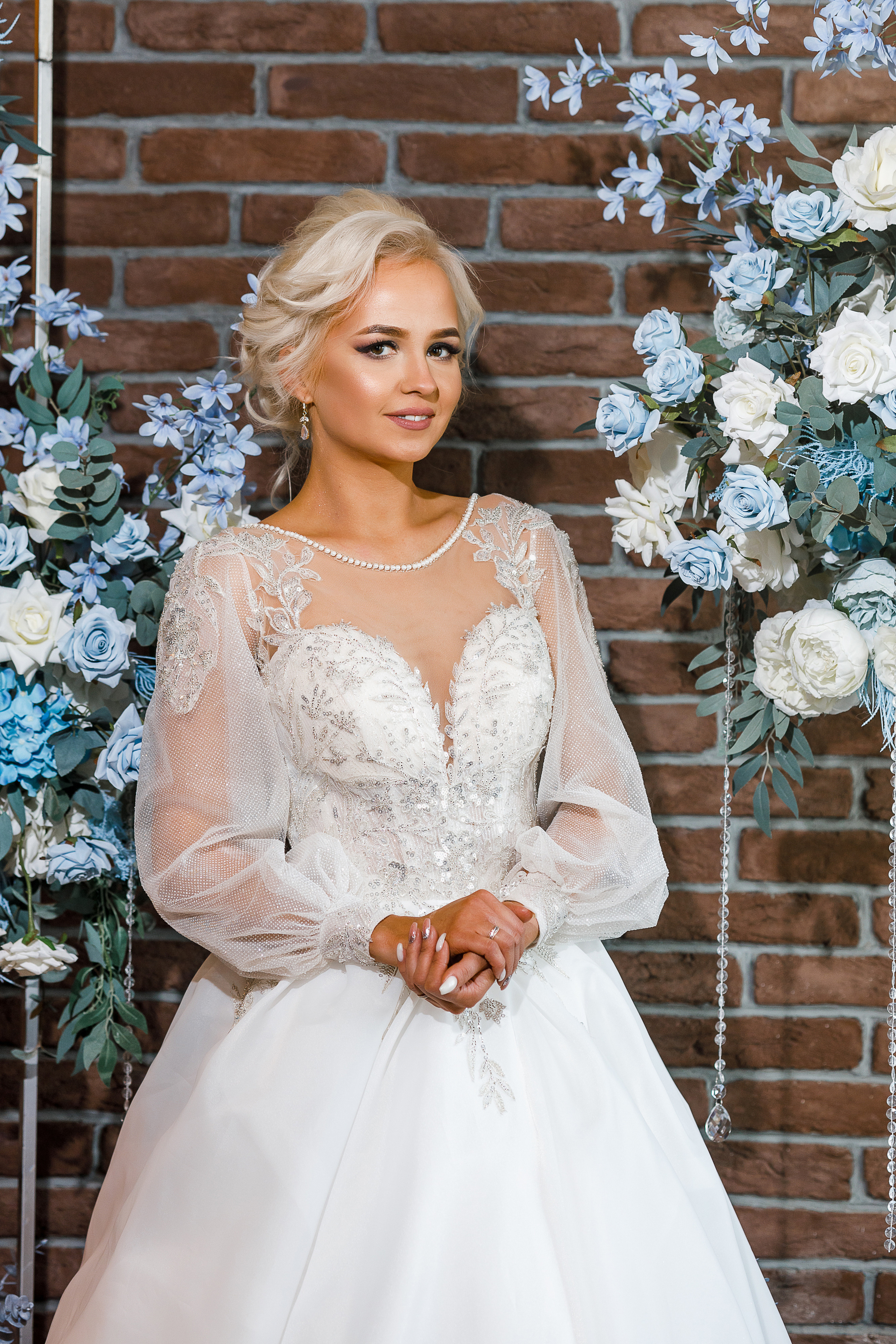 Трепетное утро невесты в гостиничном номере. Олег Сверчков | Свадебный фотограф Вологда