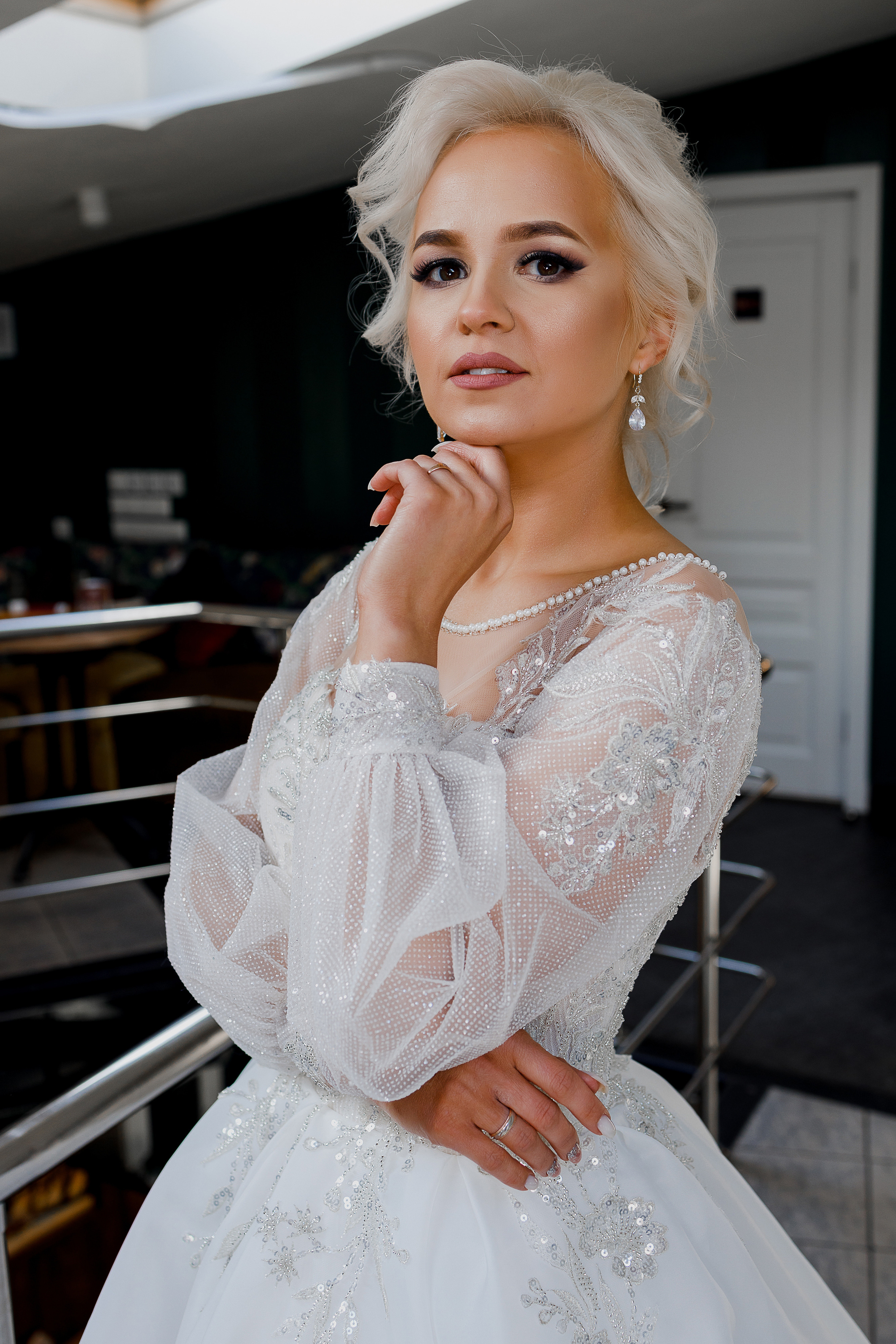 Трепетное утро невесты в гостиничном номере. Олег Сверчков | Свадебный фотограф Вологда